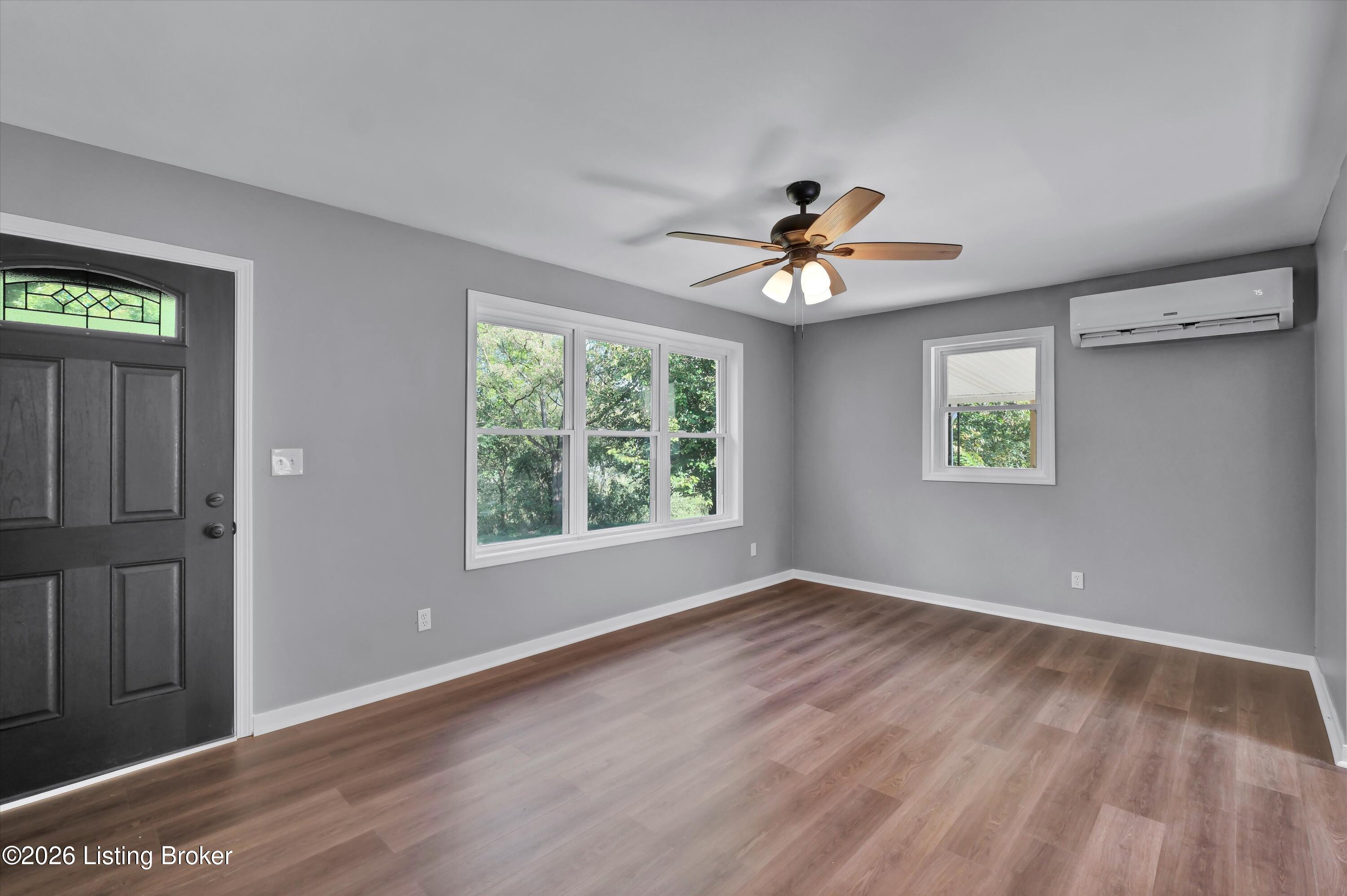 60 2nd St Property Photo 4