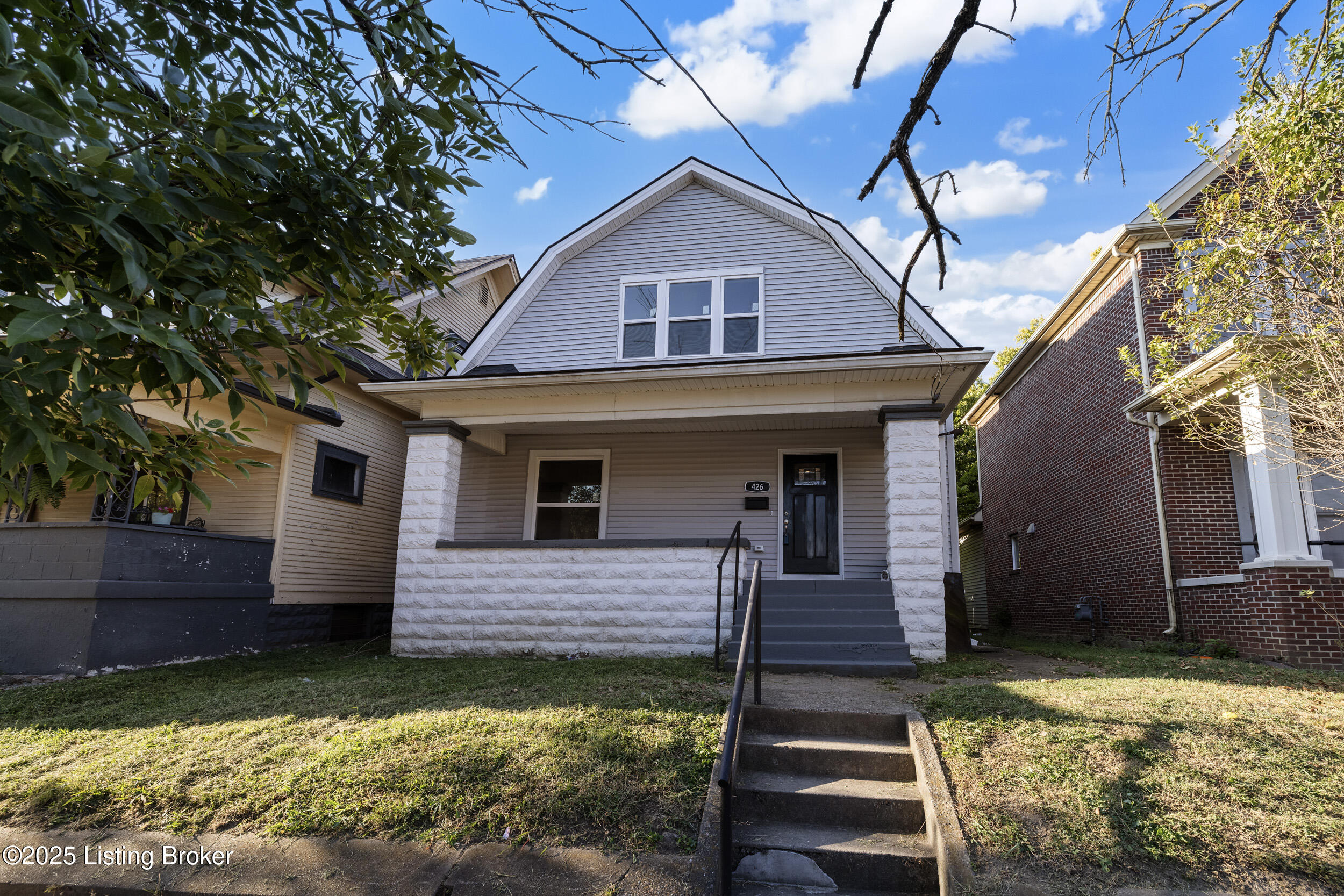 426 E Oak St Property Photo 1
