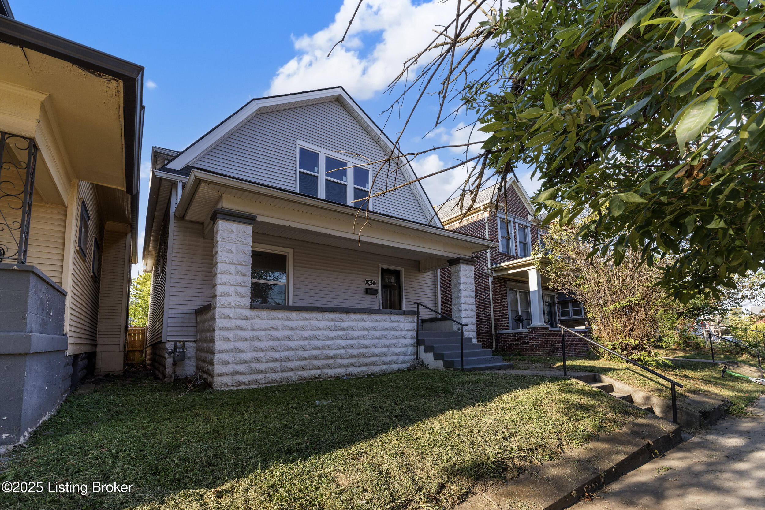 426 E Oak St Property Photo 3