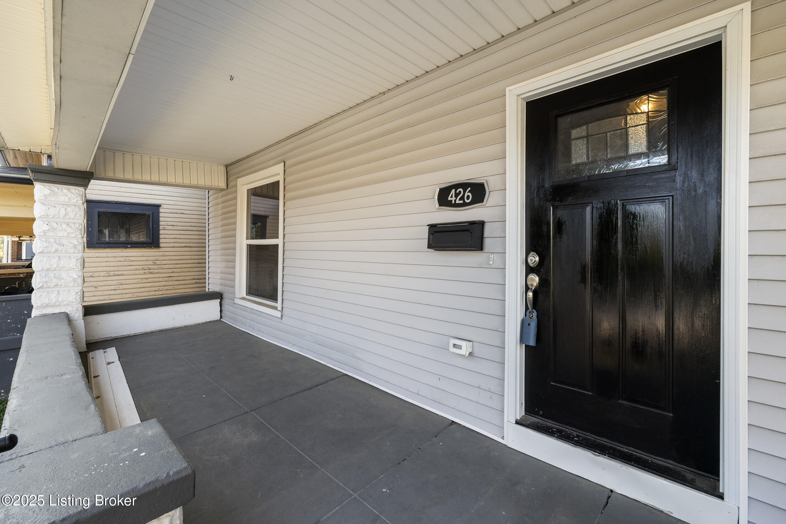 426 E Oak St Property Photo 4