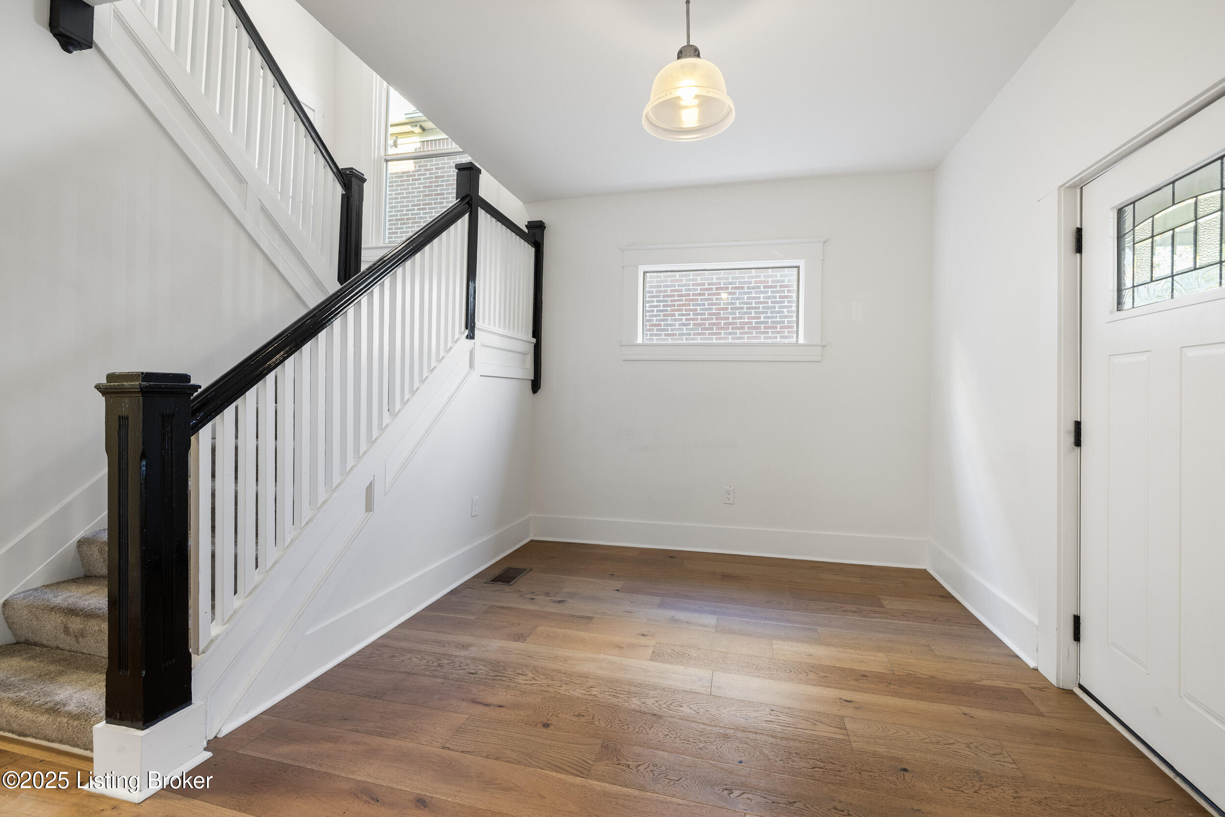 426 E Oak St Property Photo 6
