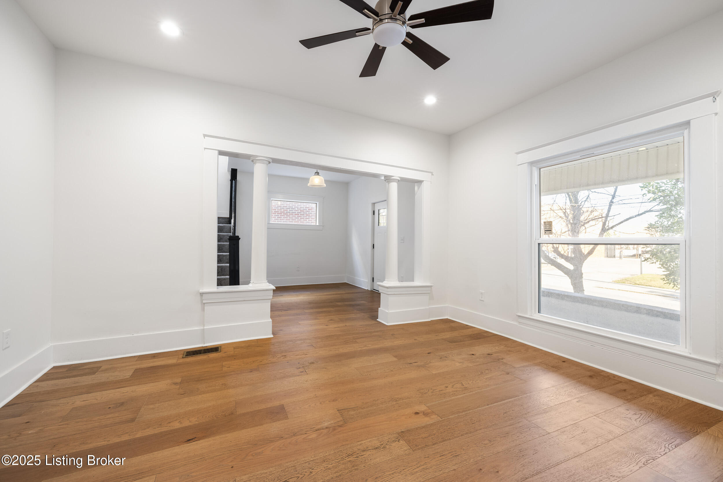 426 E Oak St Property Photo 9