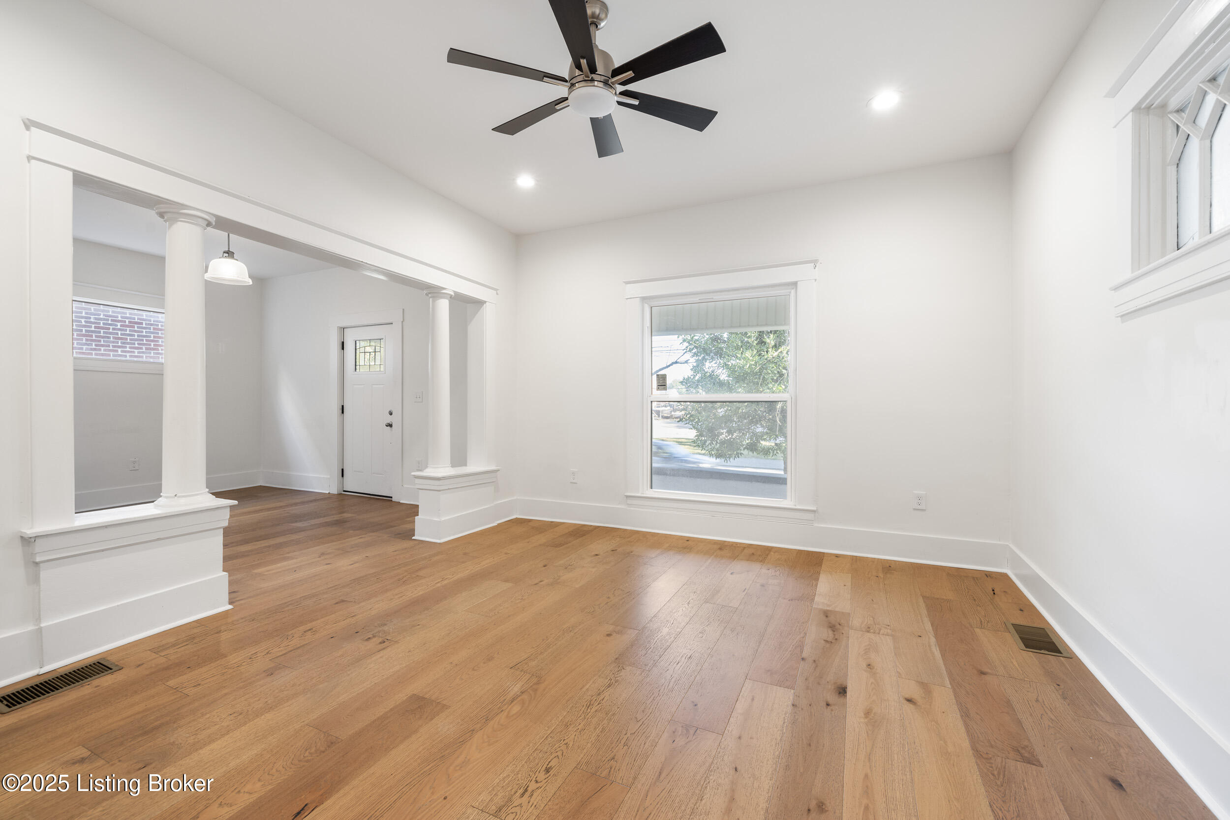 426 E Oak St Property Photo 12