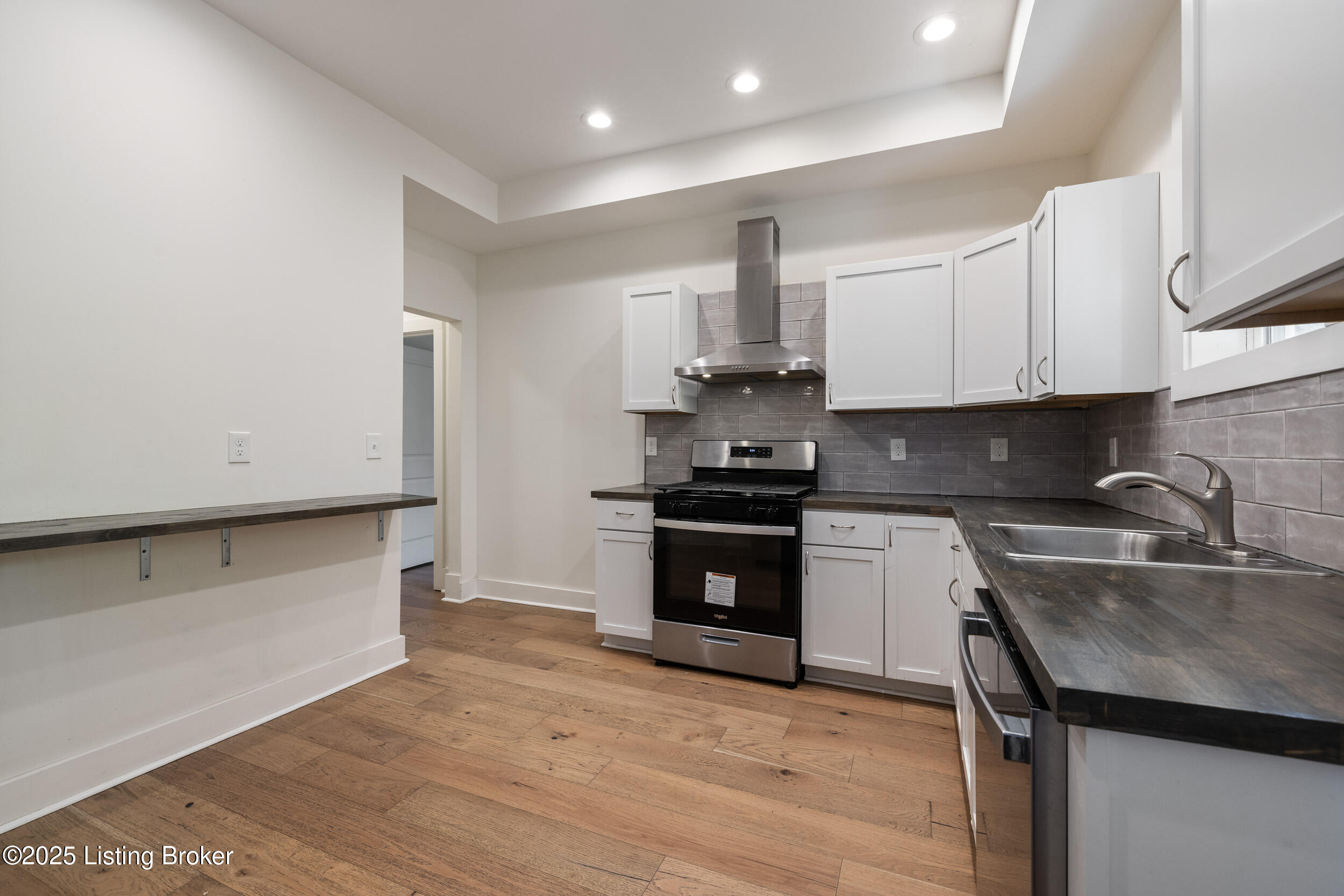 426 E Oak St Property Photo 13
