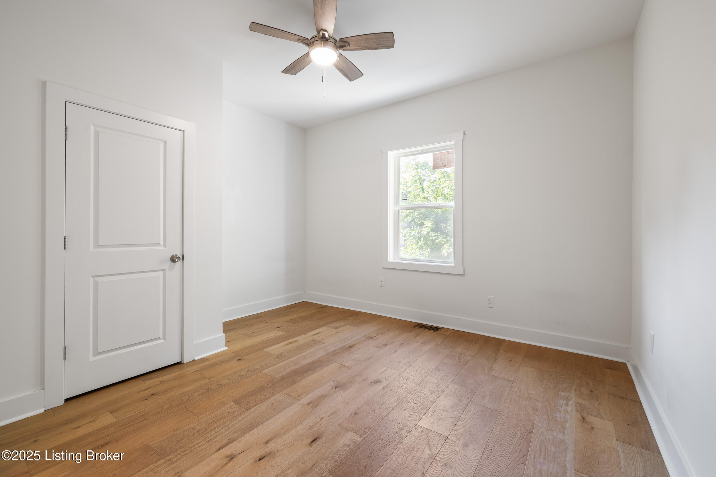 426 E Oak St Property Photo 20