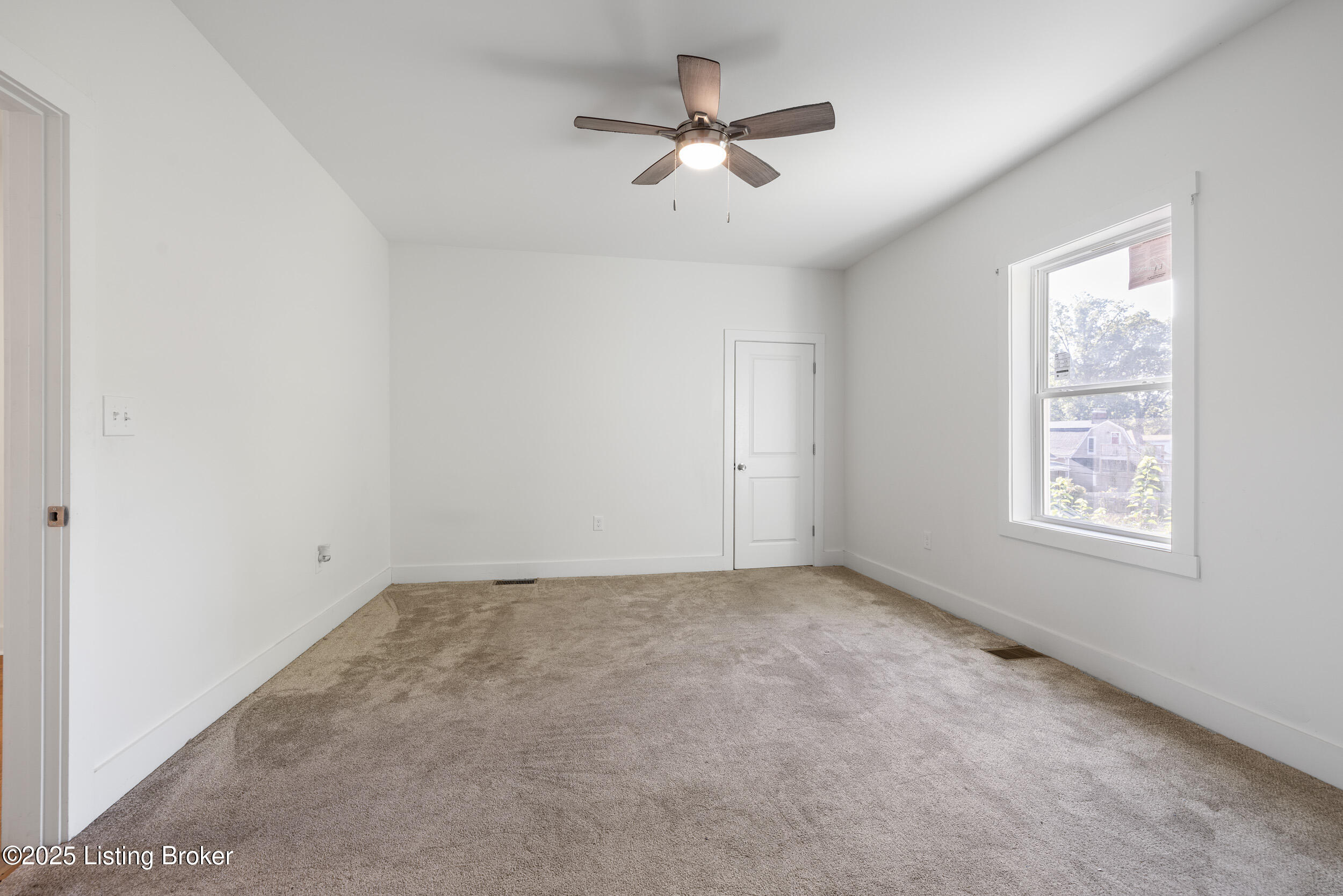 426 E Oak St Property Photo 23