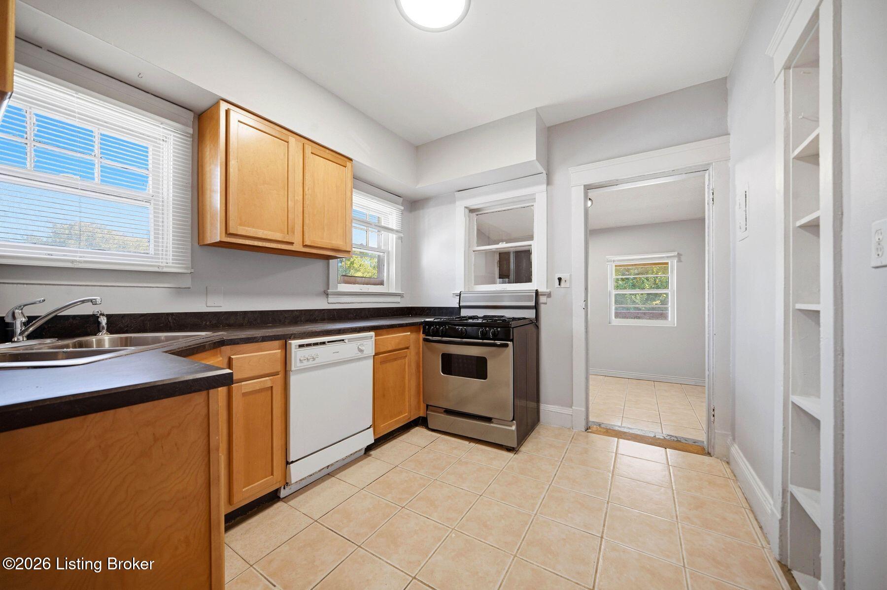 602 Eastern Pkwy Property Photo 13