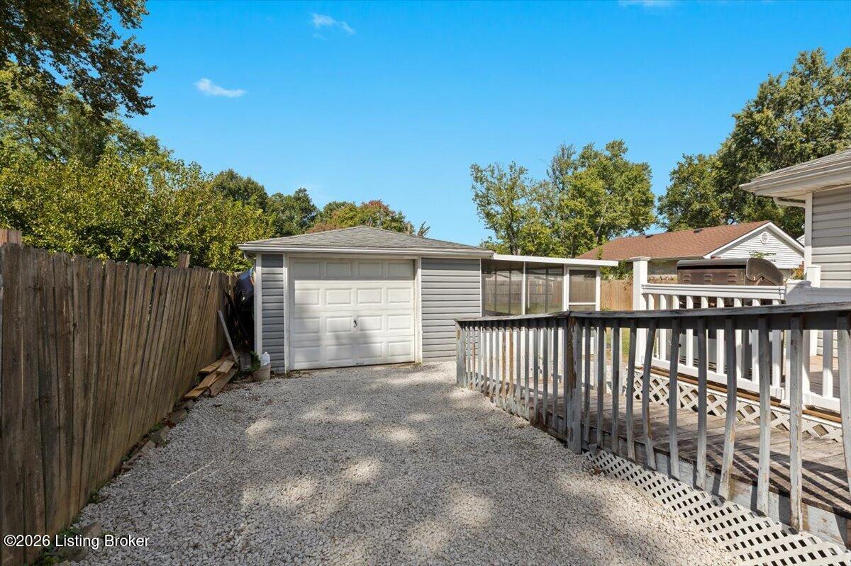 10408 La Plaza Dr Property Photo 16