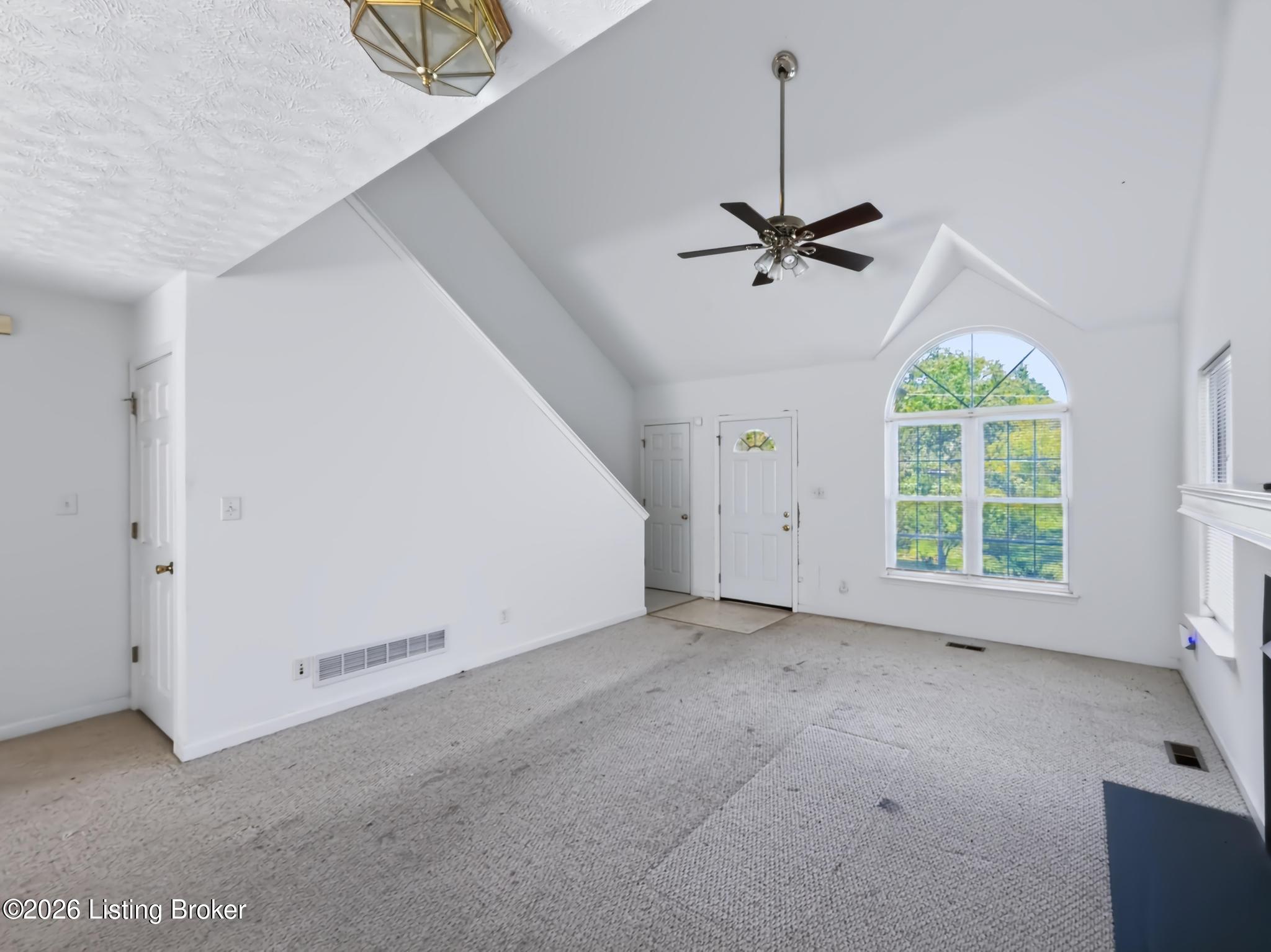 8104 Hudson Ln Property Photo 6
