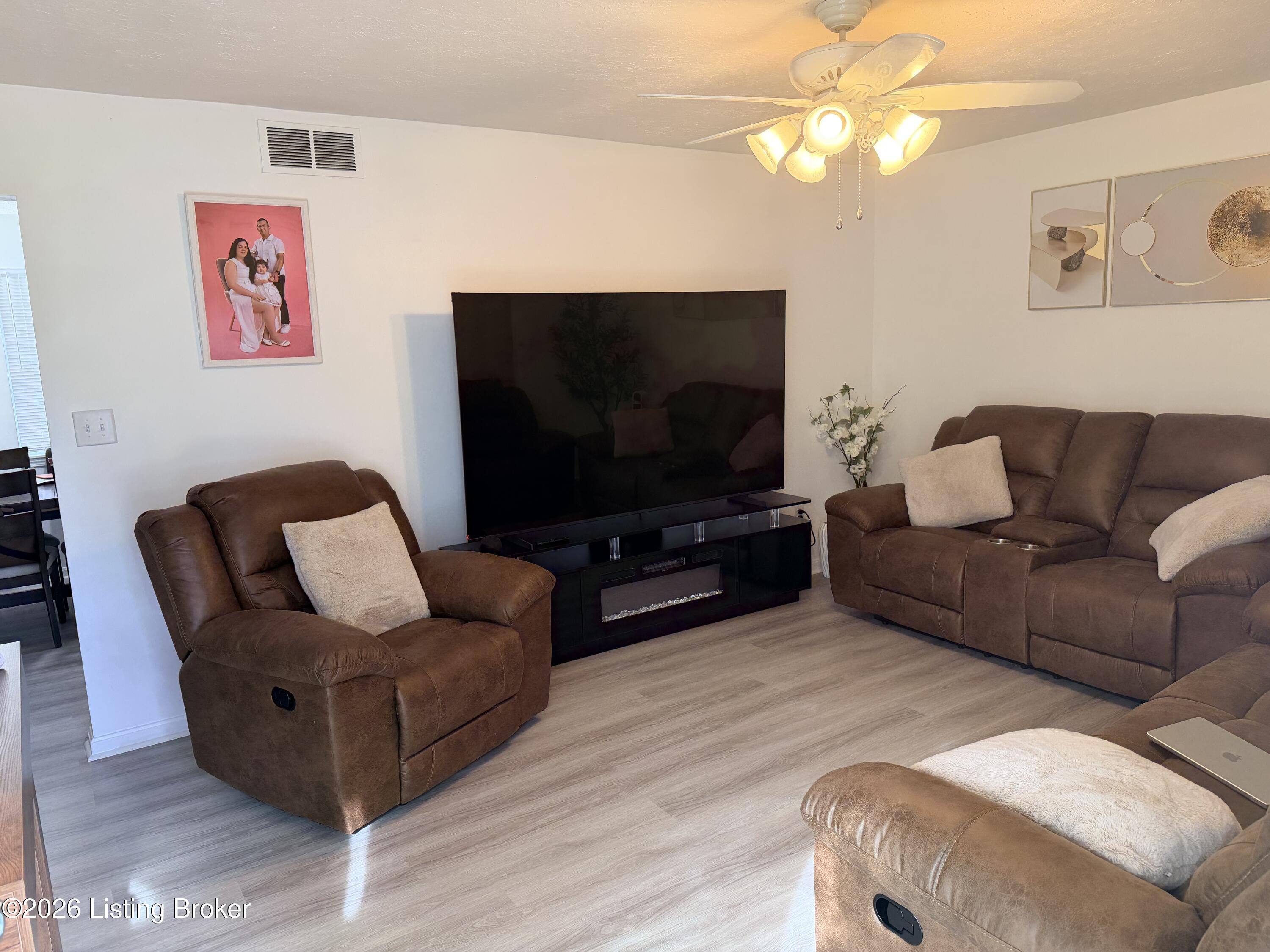 11003 Lanette Ct Property Photo 2