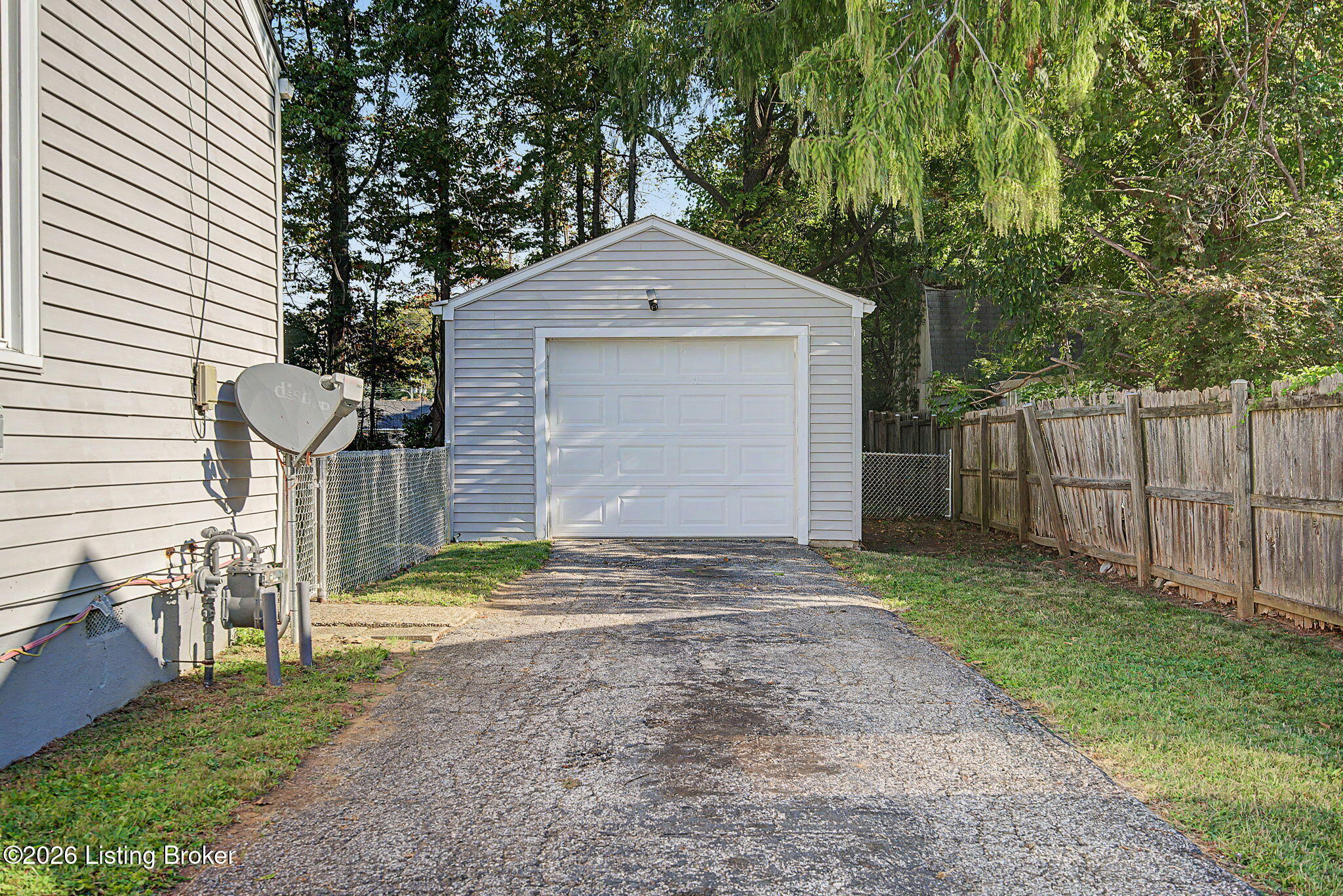 1823 Kingsford Dr Property Photo 3