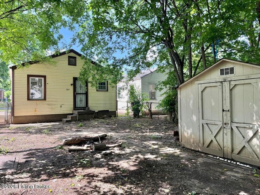 927 Beecher St Property Photo 12