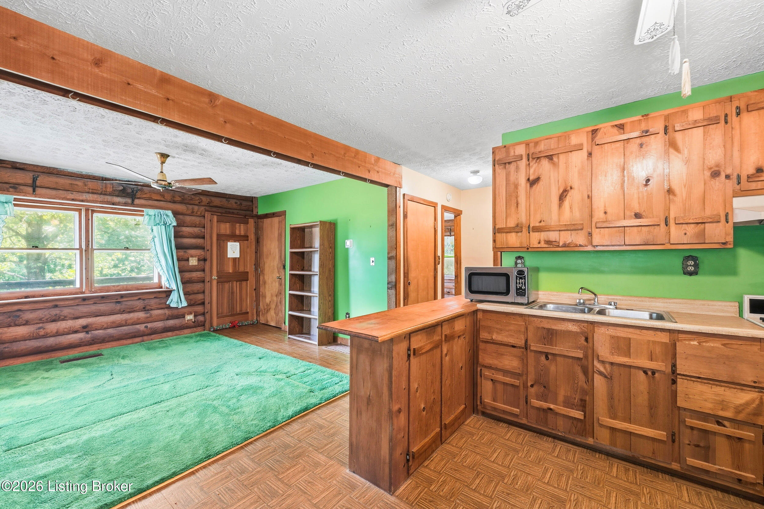 495 E Valleyview Dr Property Photo 4