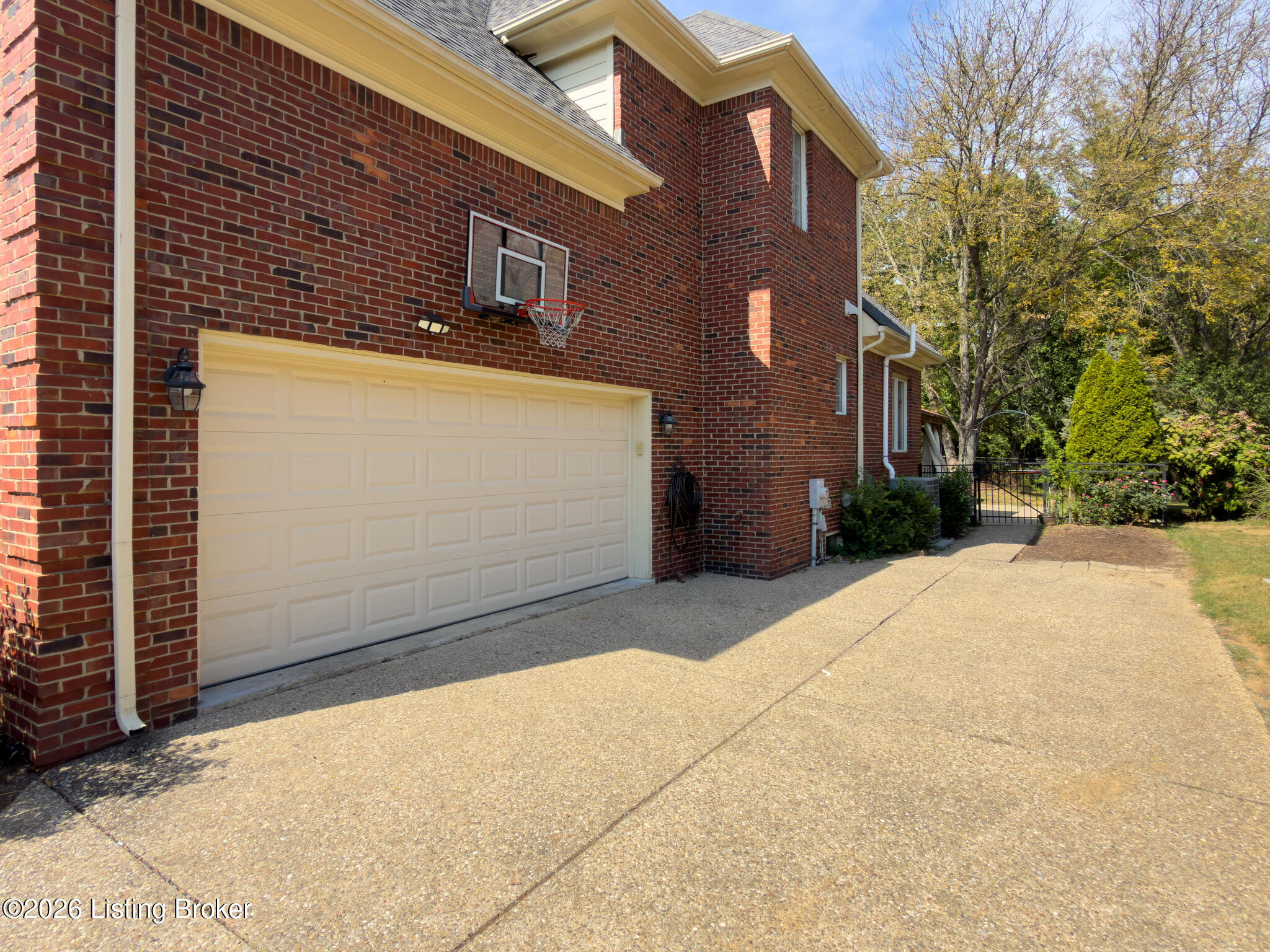 7401 Wolfpen Woods Ct Property Photo 5