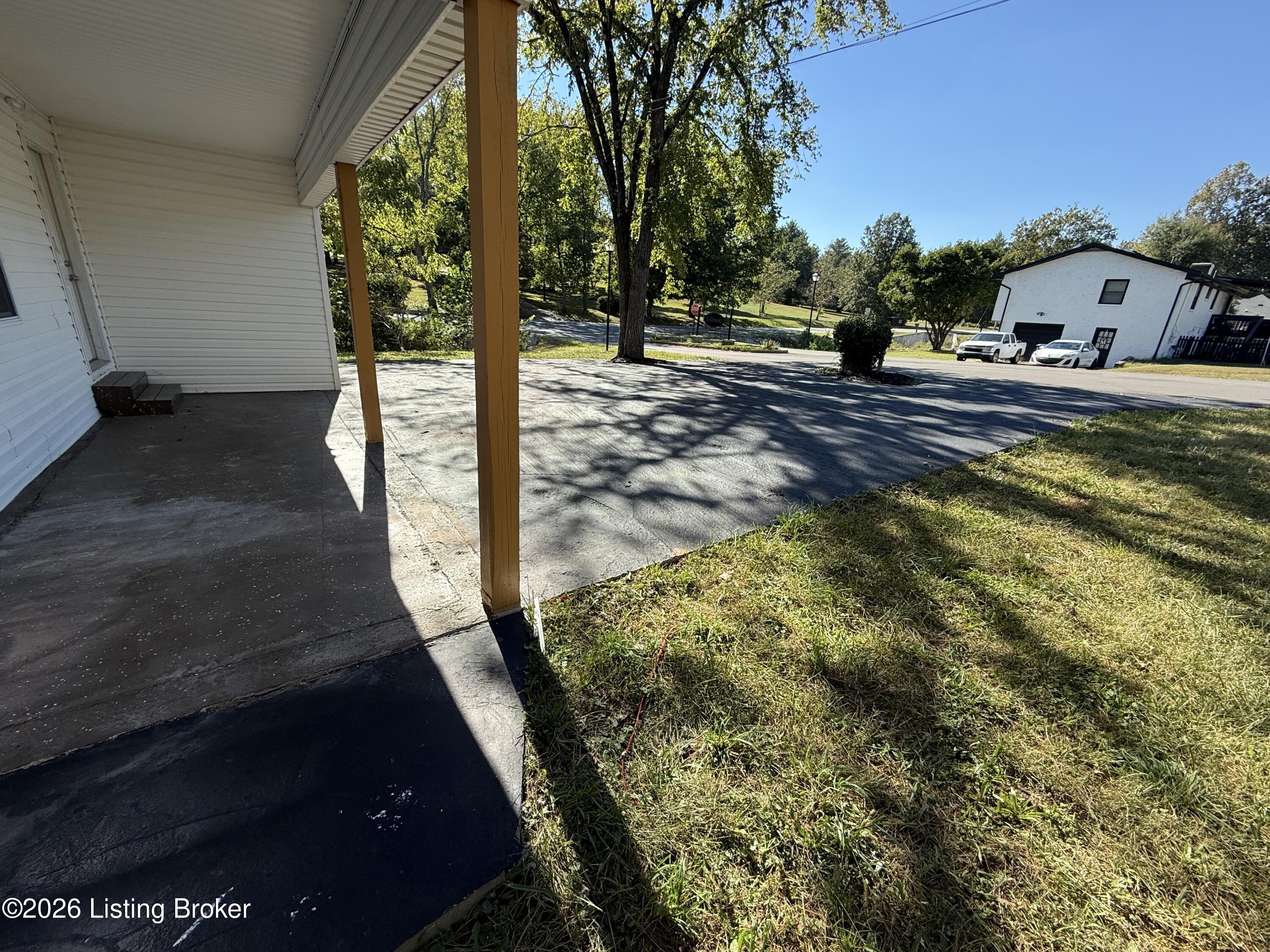 6652 Ashbrooke Dr Property Photo 4