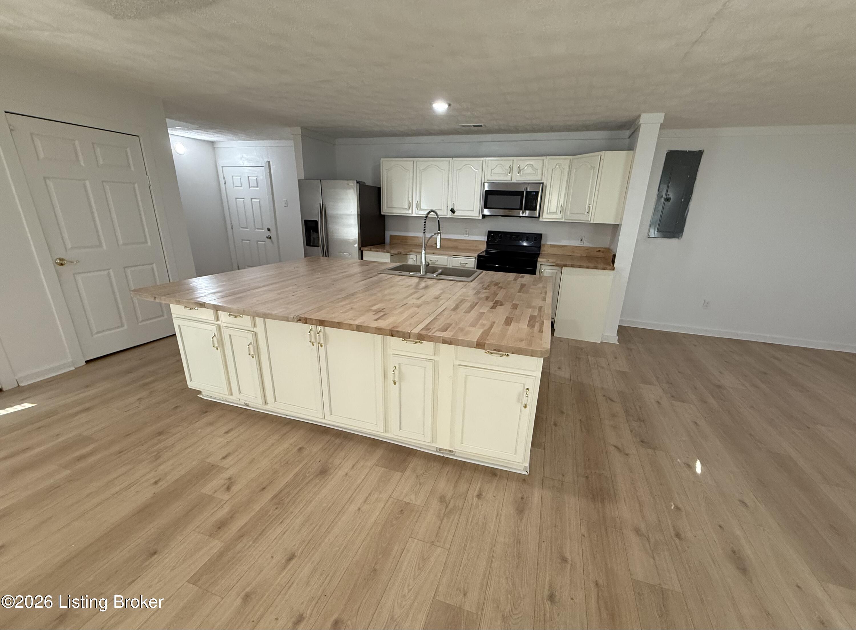 6652 Ashbrooke Dr Property Photo 8