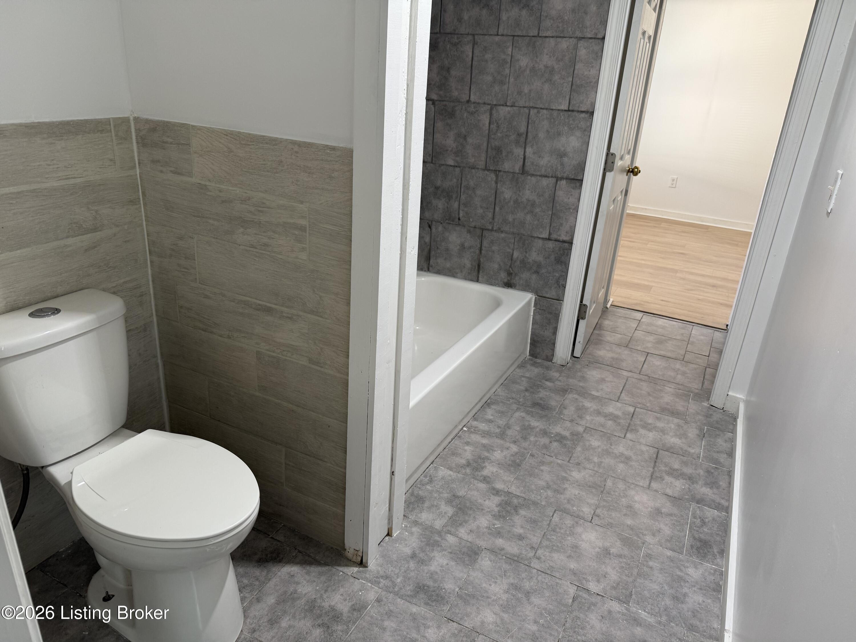 6652 Ashbrooke Dr Property Photo 16