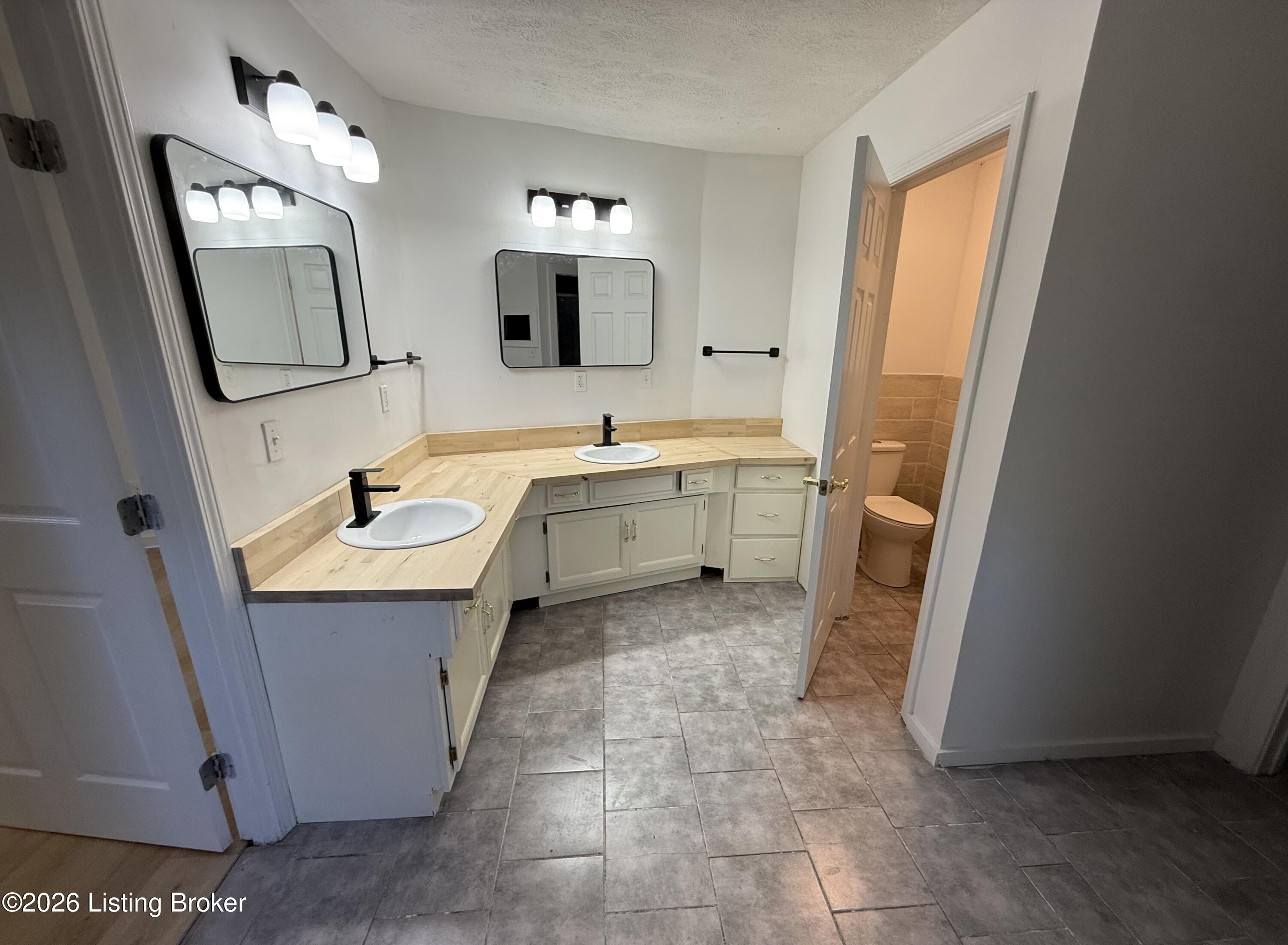 6652 Ashbrooke Dr Property Photo 32
