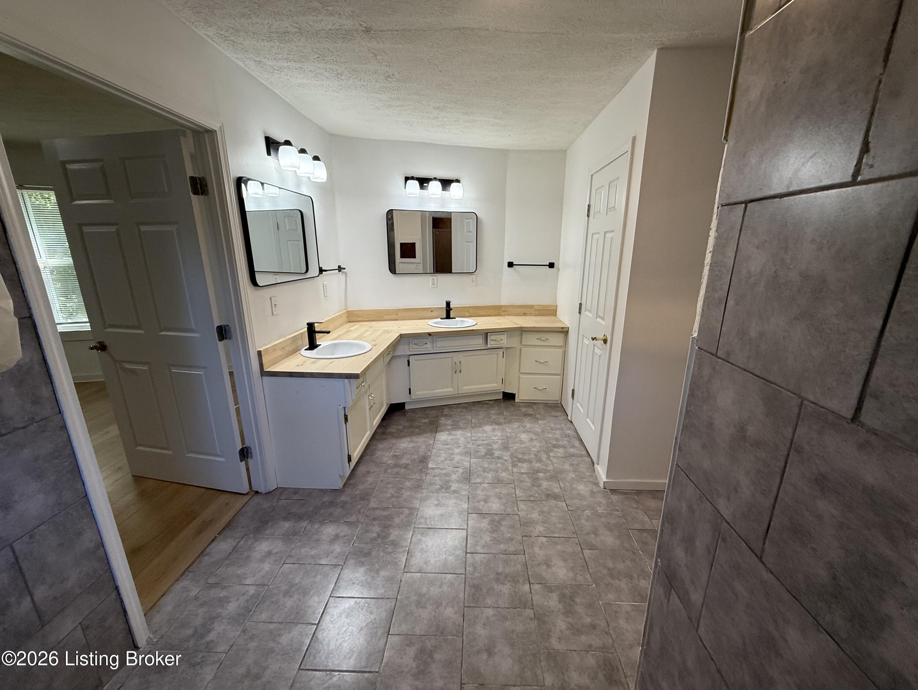 6652 Ashbrooke Dr Property Photo 36