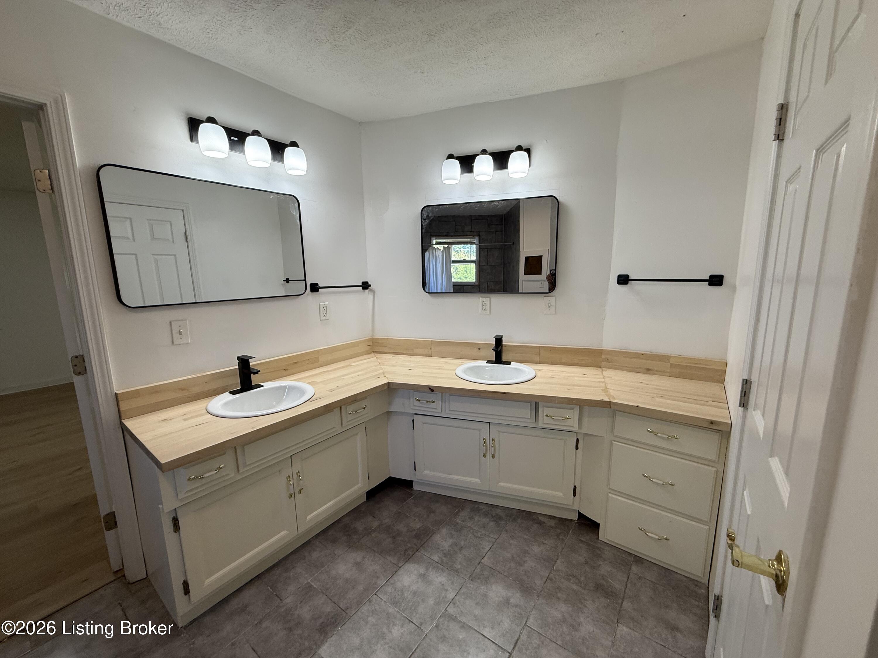 6652 Ashbrooke Dr Property Photo 37