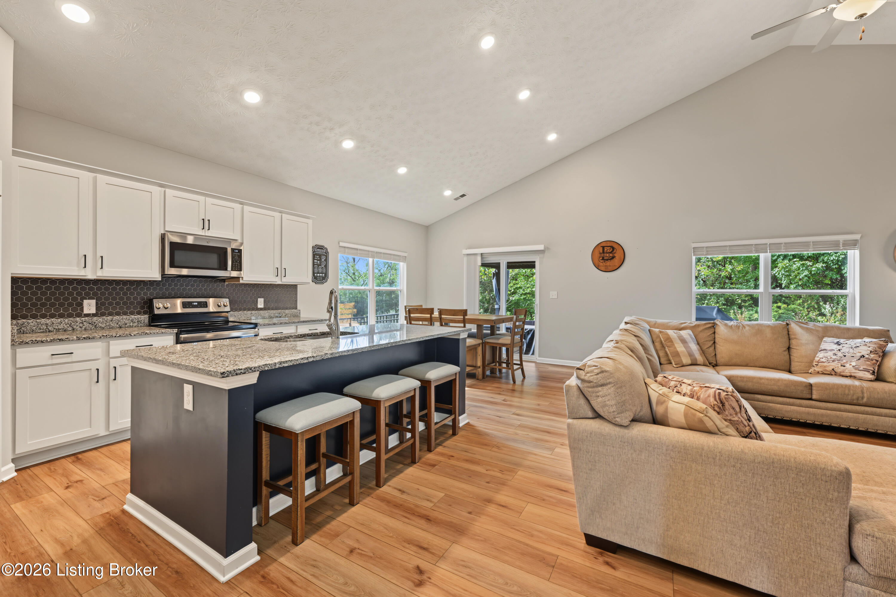 17105 Meander Way Property Photo 4