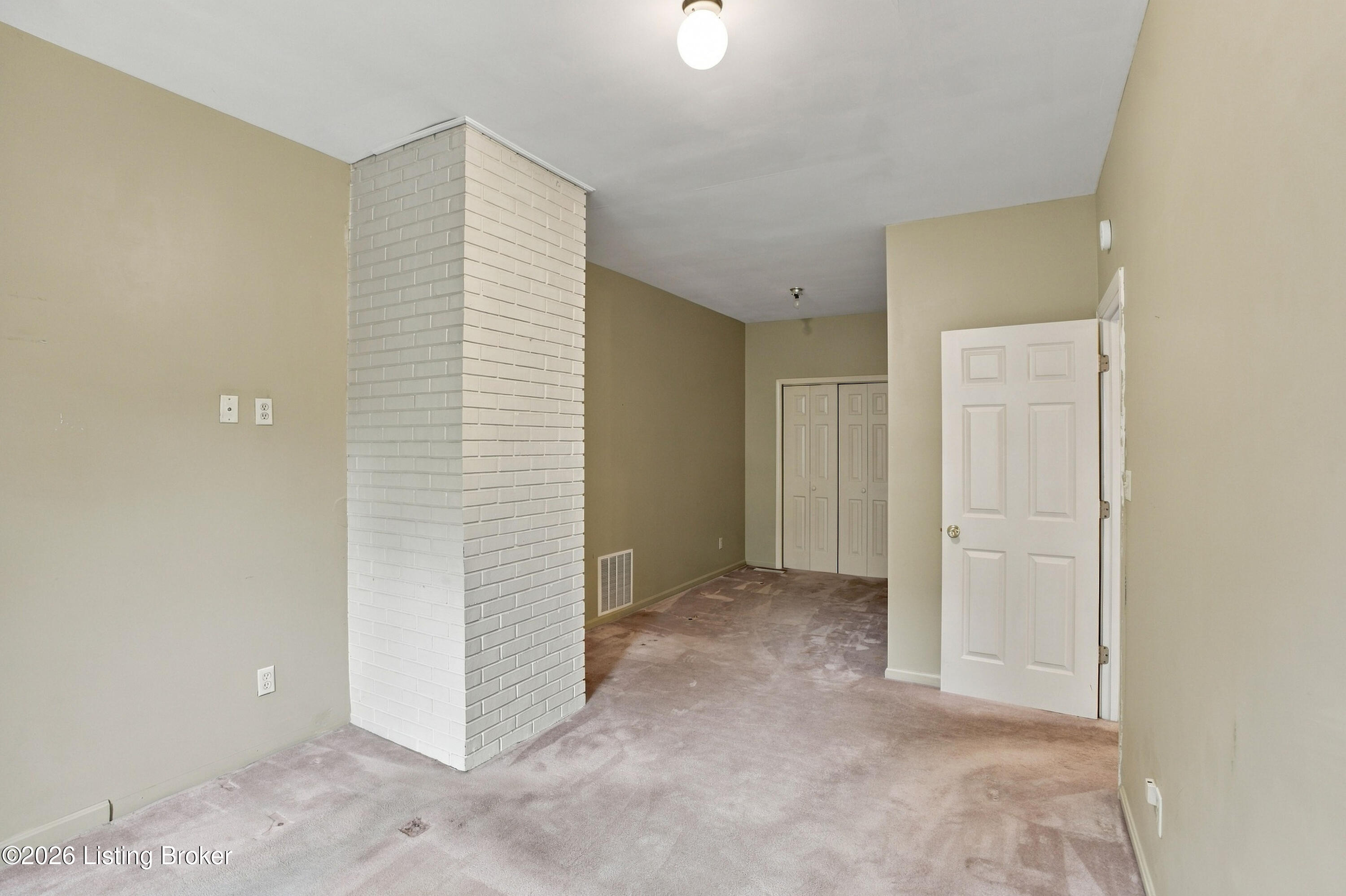210 W Chestnut St Property Photo 31