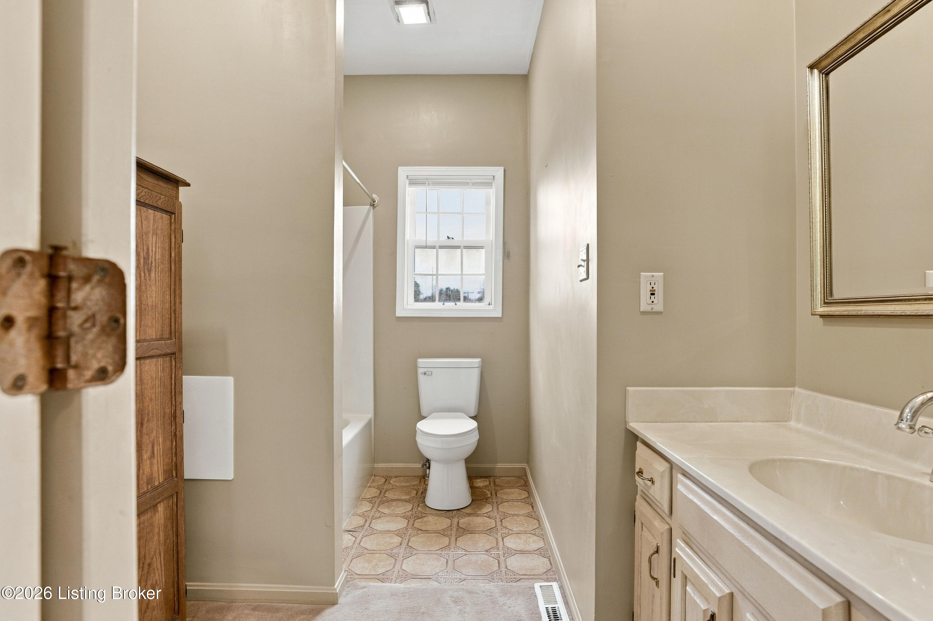 210 W Chestnut St Property Photo 33