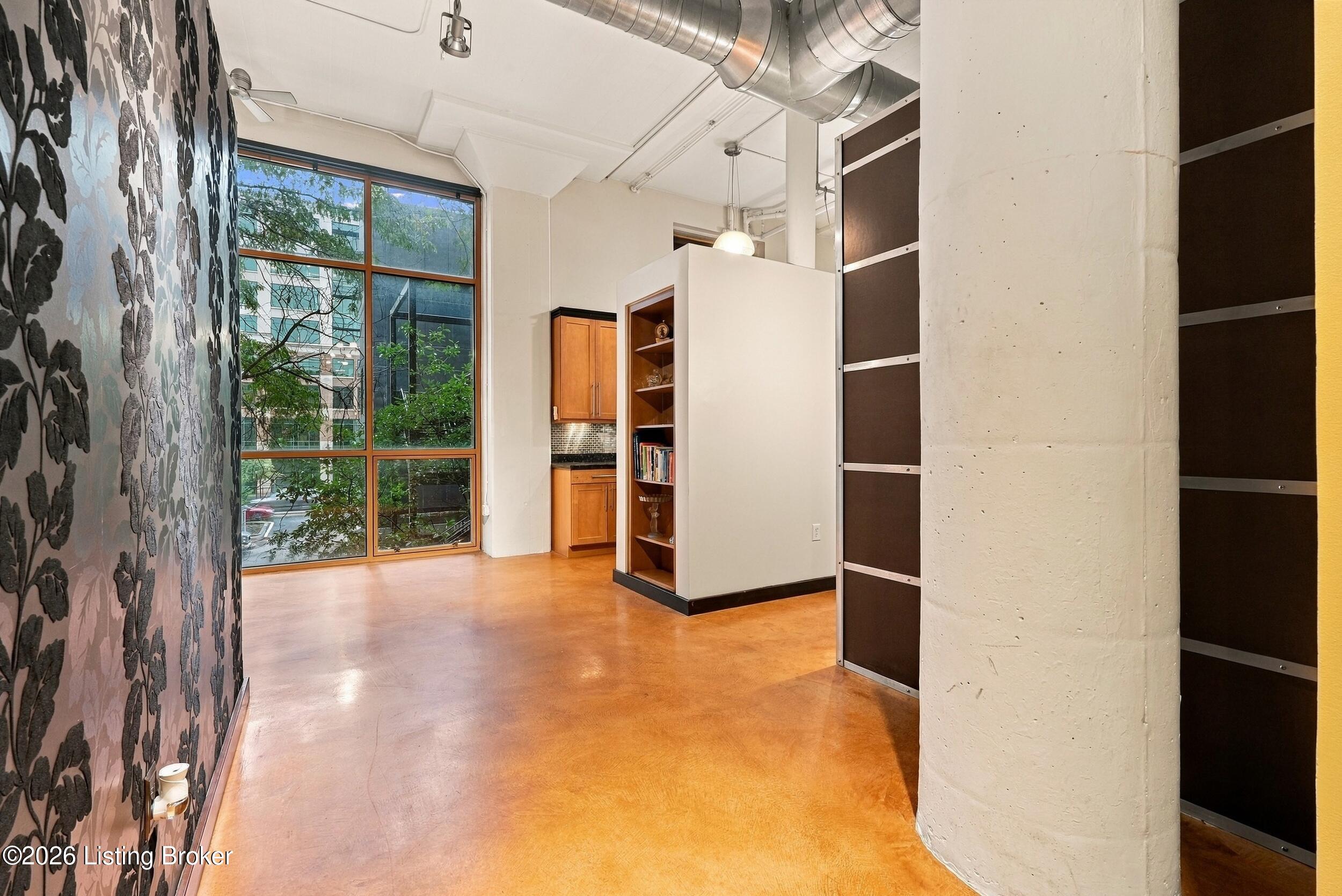 309 E Market St 204 Property Photo 6