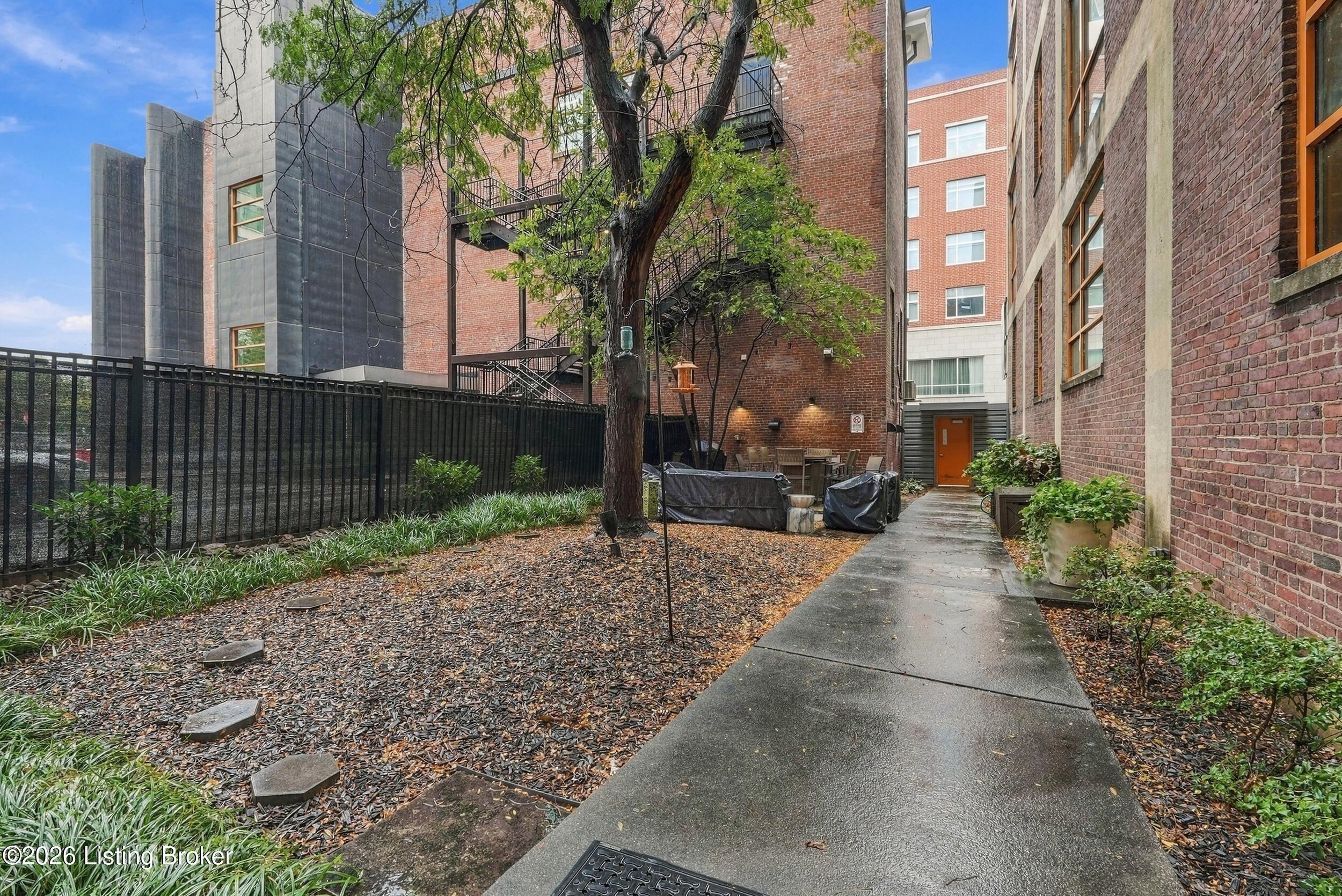 309 E Market St 204 Property Photo 26