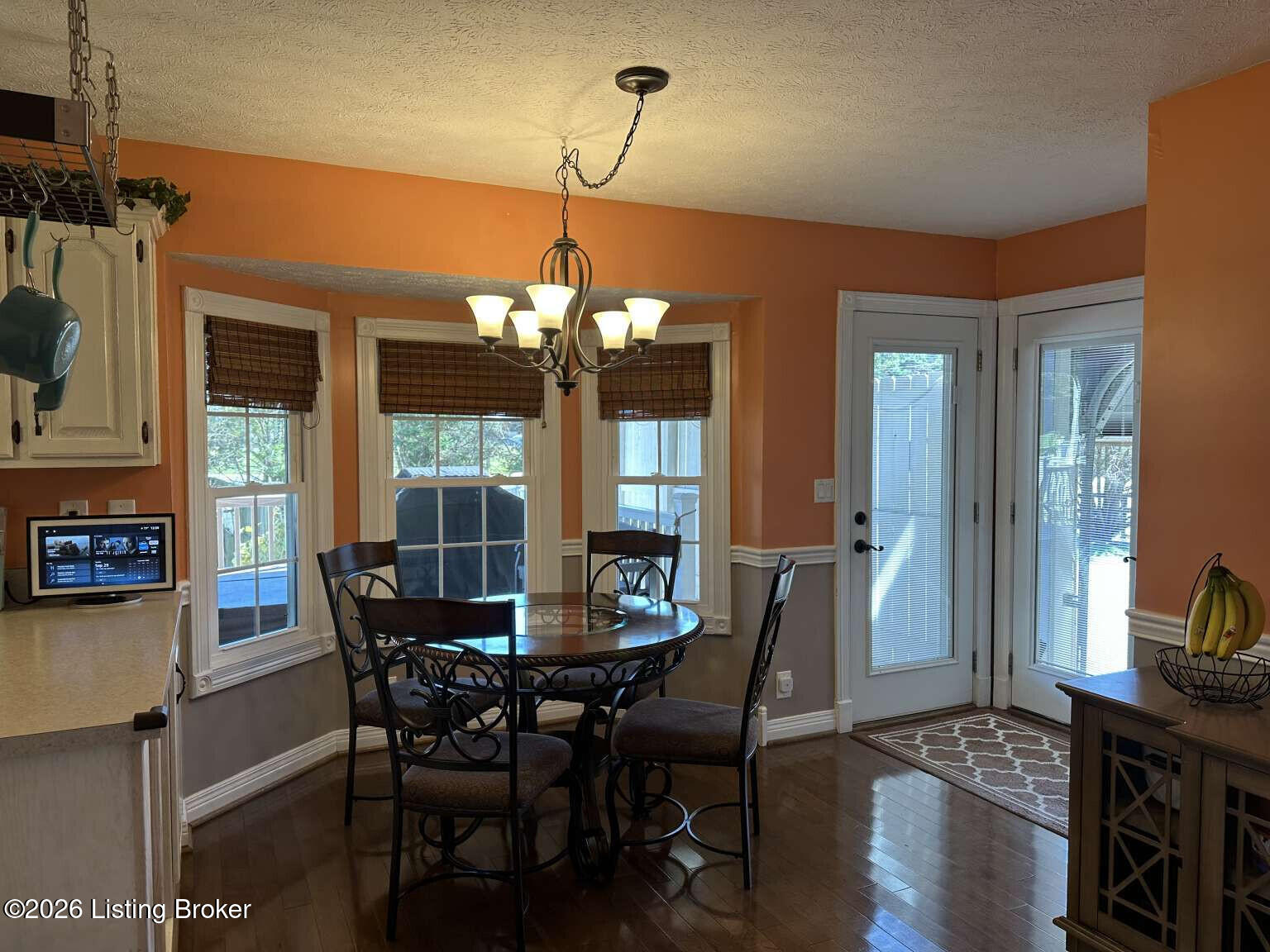 1002 Cobblestone Way Property Photo 2