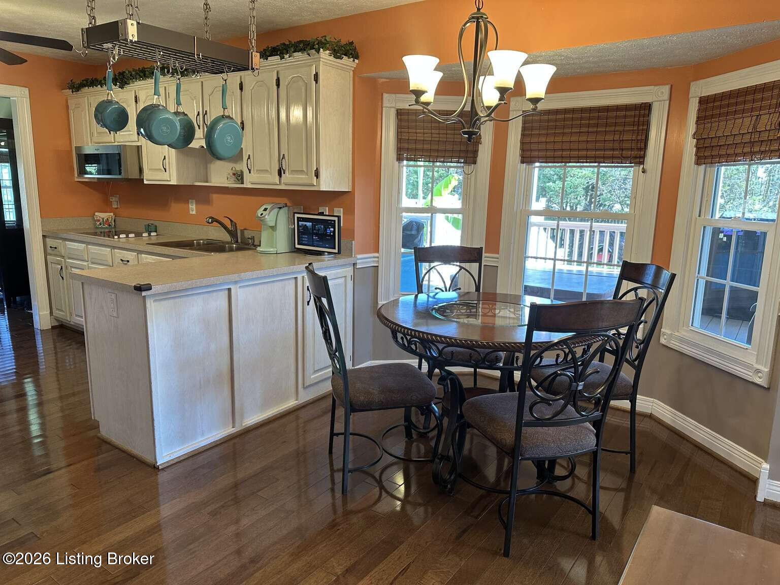 1002 Cobblestone Way Property Photo 3