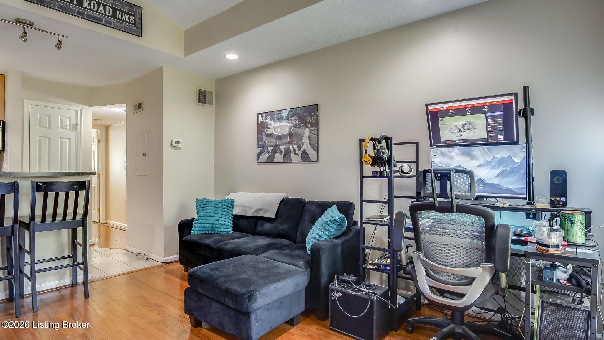 1856 Frankfort Ave Apt 6 Property Photo 2