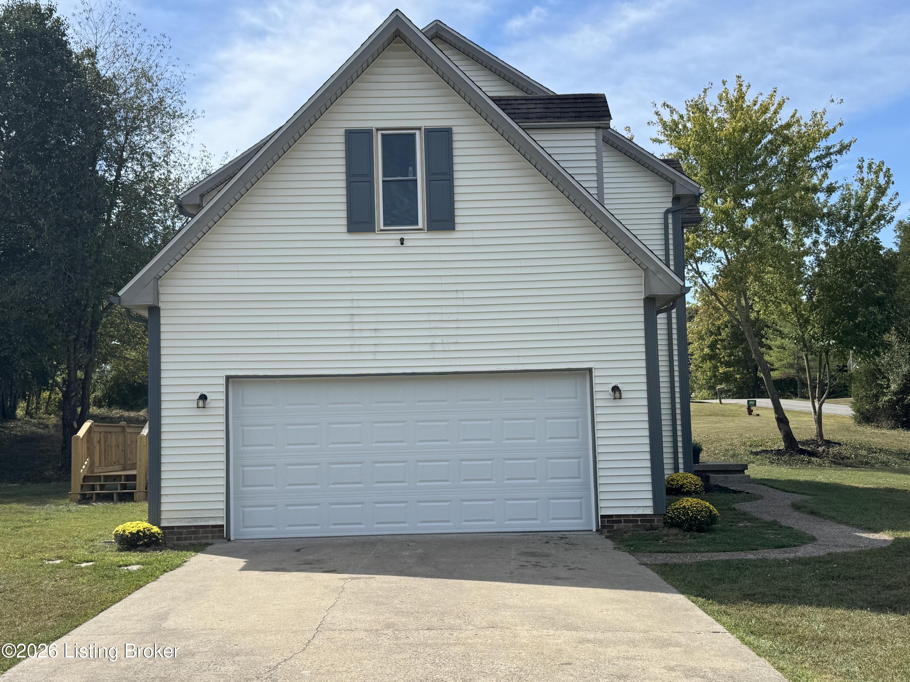 1122 Grayson St Property Photo 3