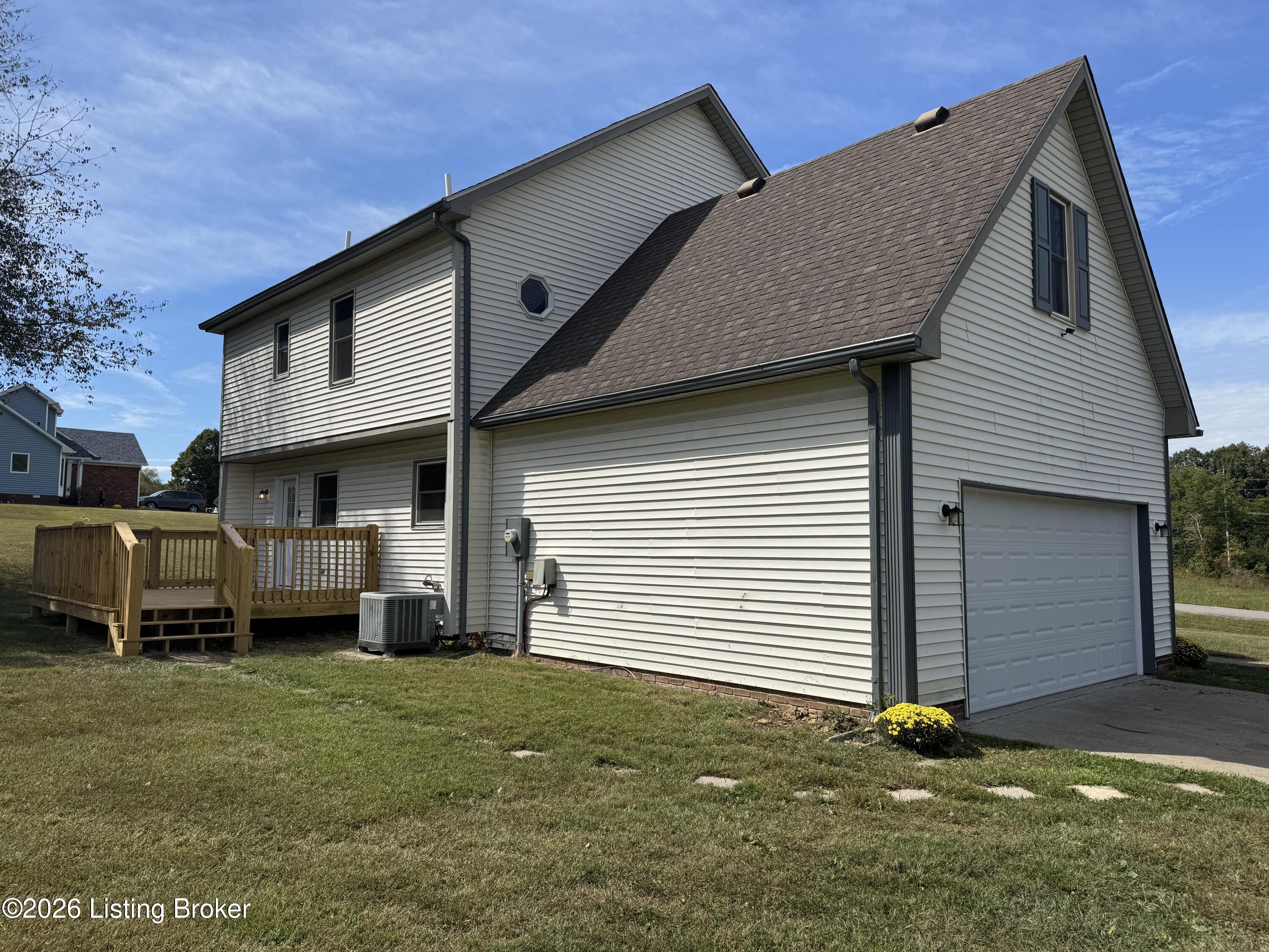 1122 Grayson St Property Photo 4