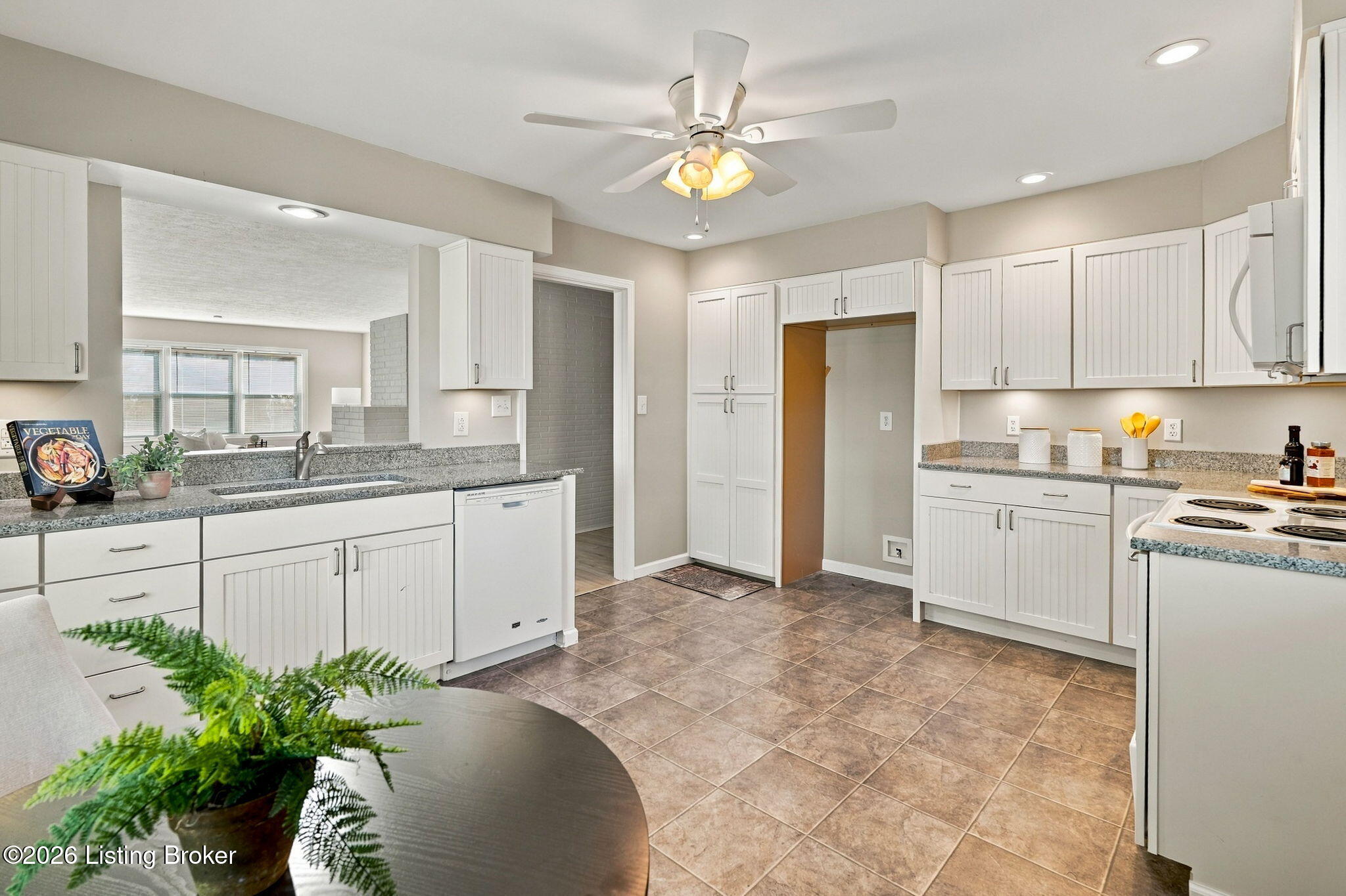 8022 Watterson Trail Property Photo 12