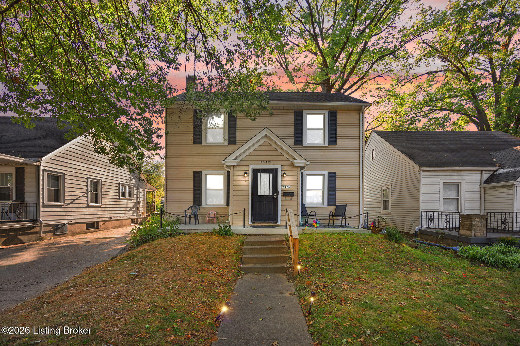 1516 Larchmont Ave Property Photo 1