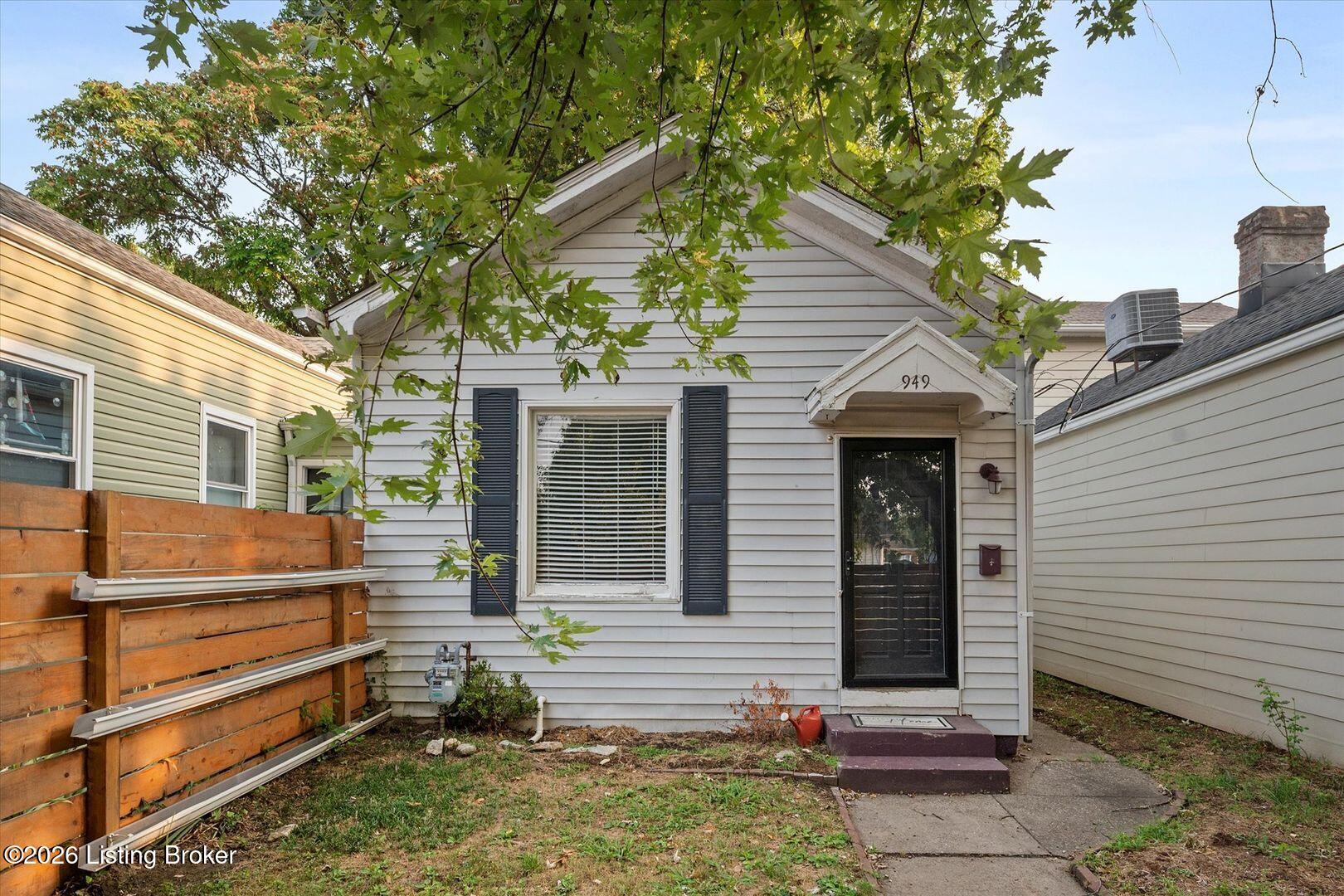 949 Mary St Property Photo 2