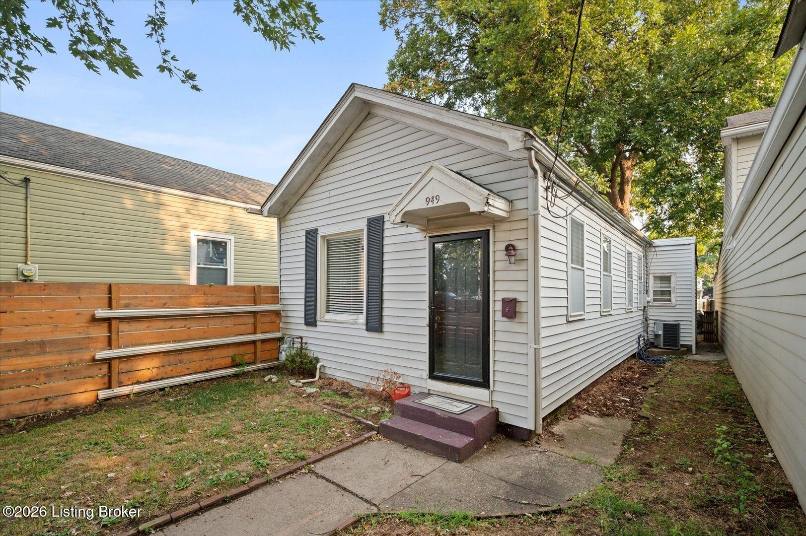 949 Mary St Property Photo 3