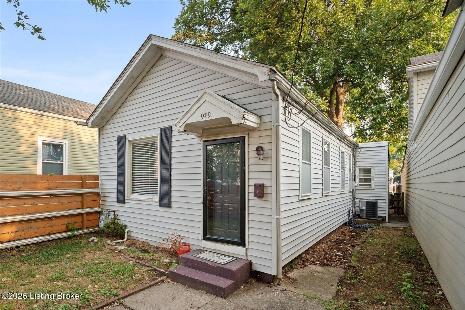 949 Mary St Property Photo 4