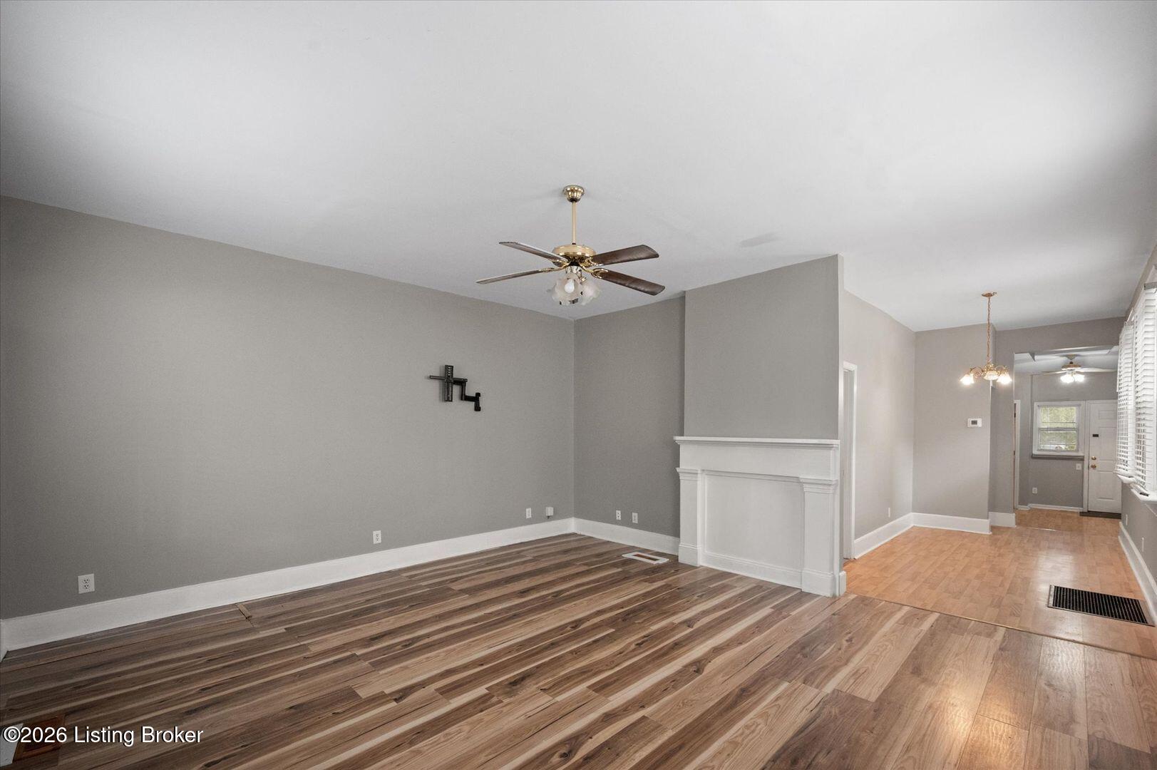 949 Mary St Property Photo 6