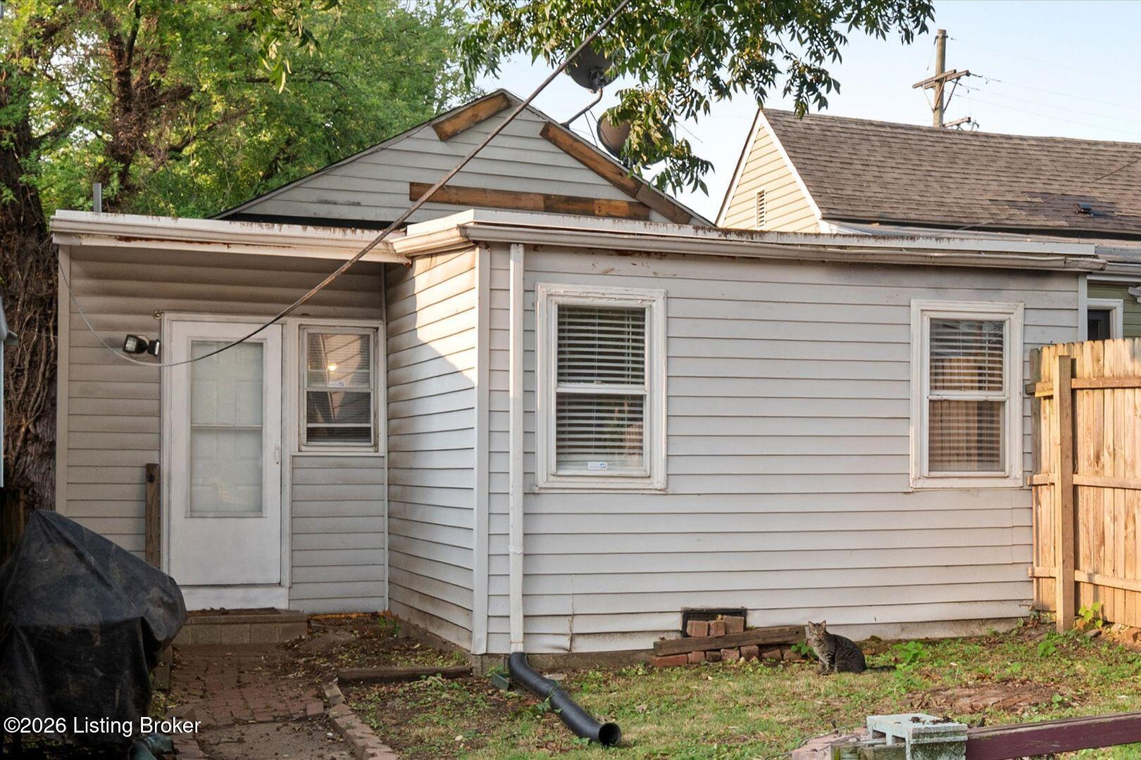 949 Mary St Property Photo 12