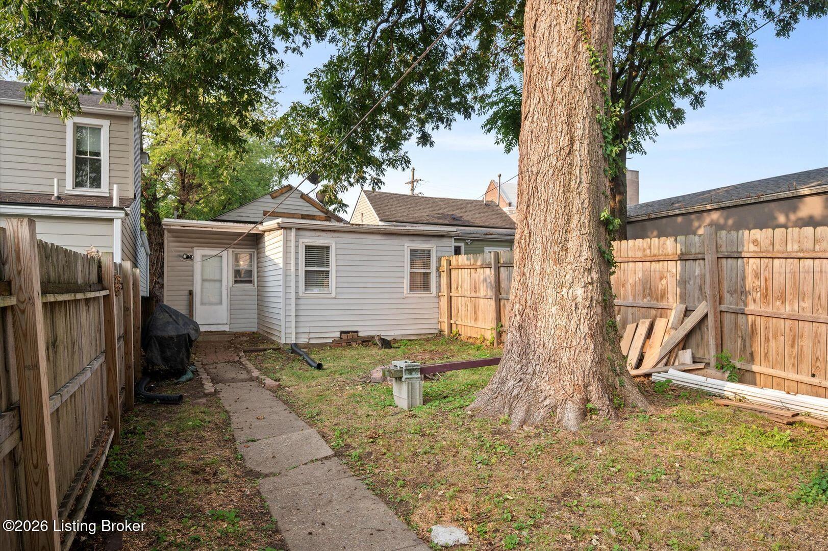 949 Mary St Property Photo 13