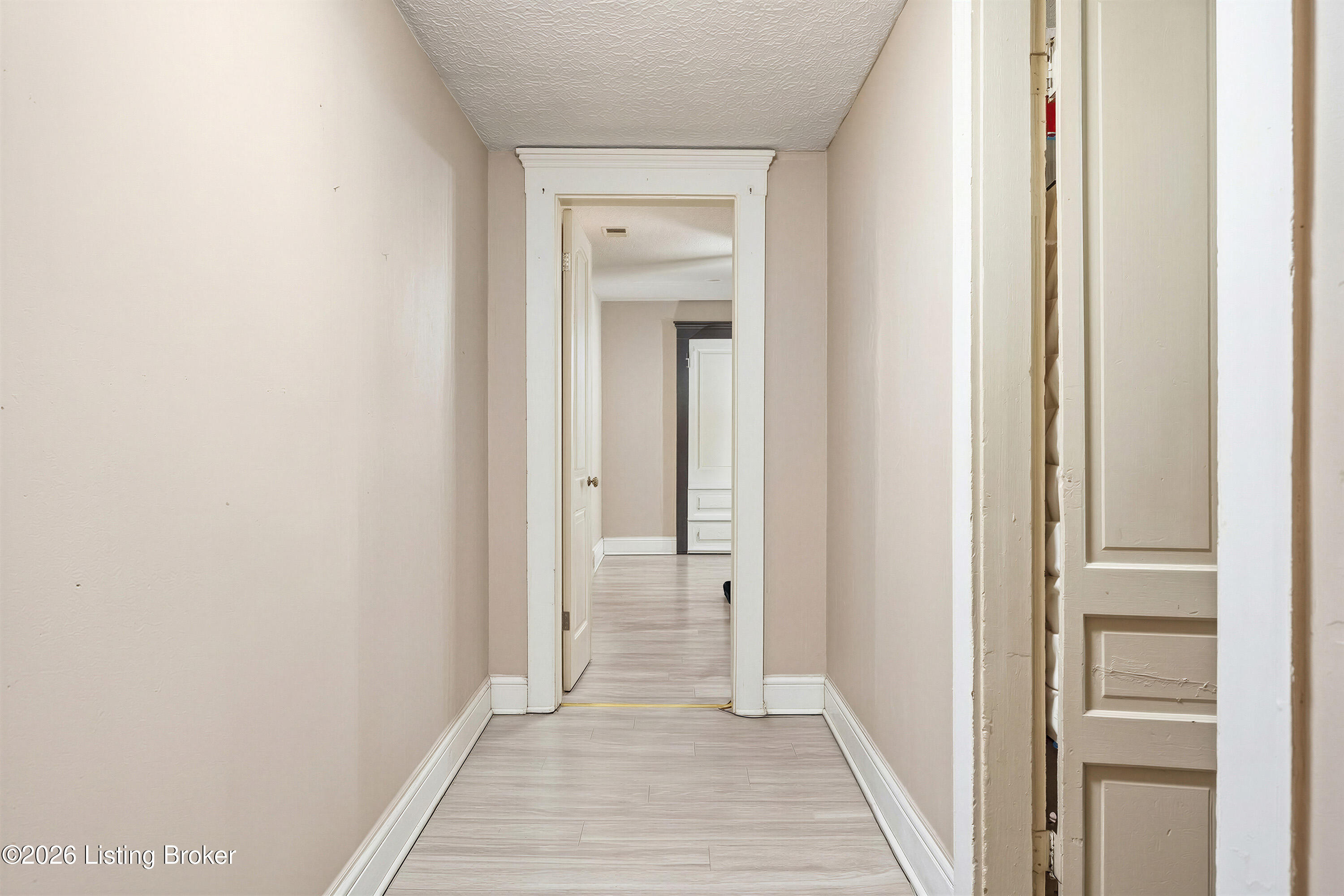412 E Ormsby Ave Property Photo 3