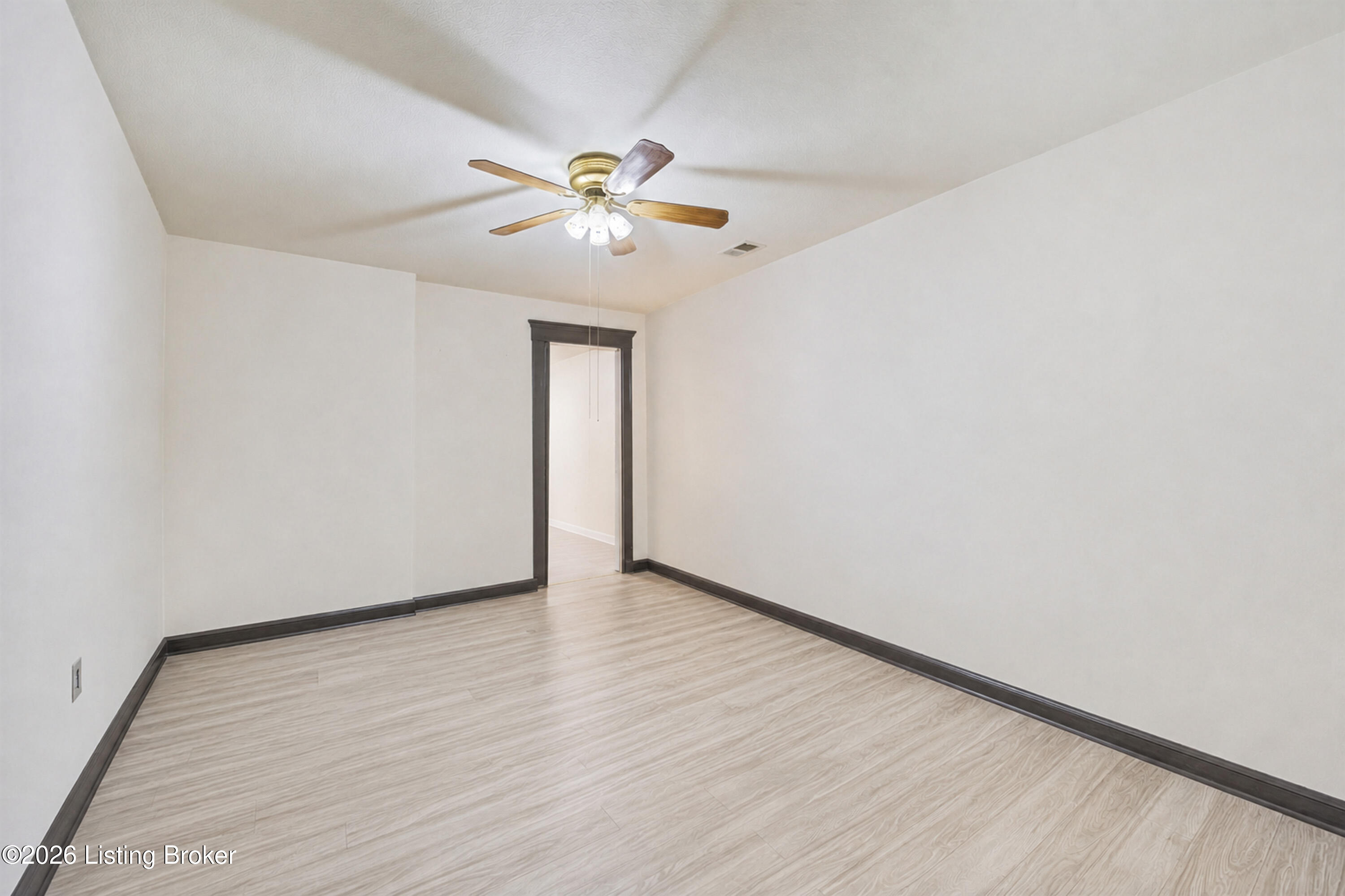 412 E Ormsby Ave Property Photo 4