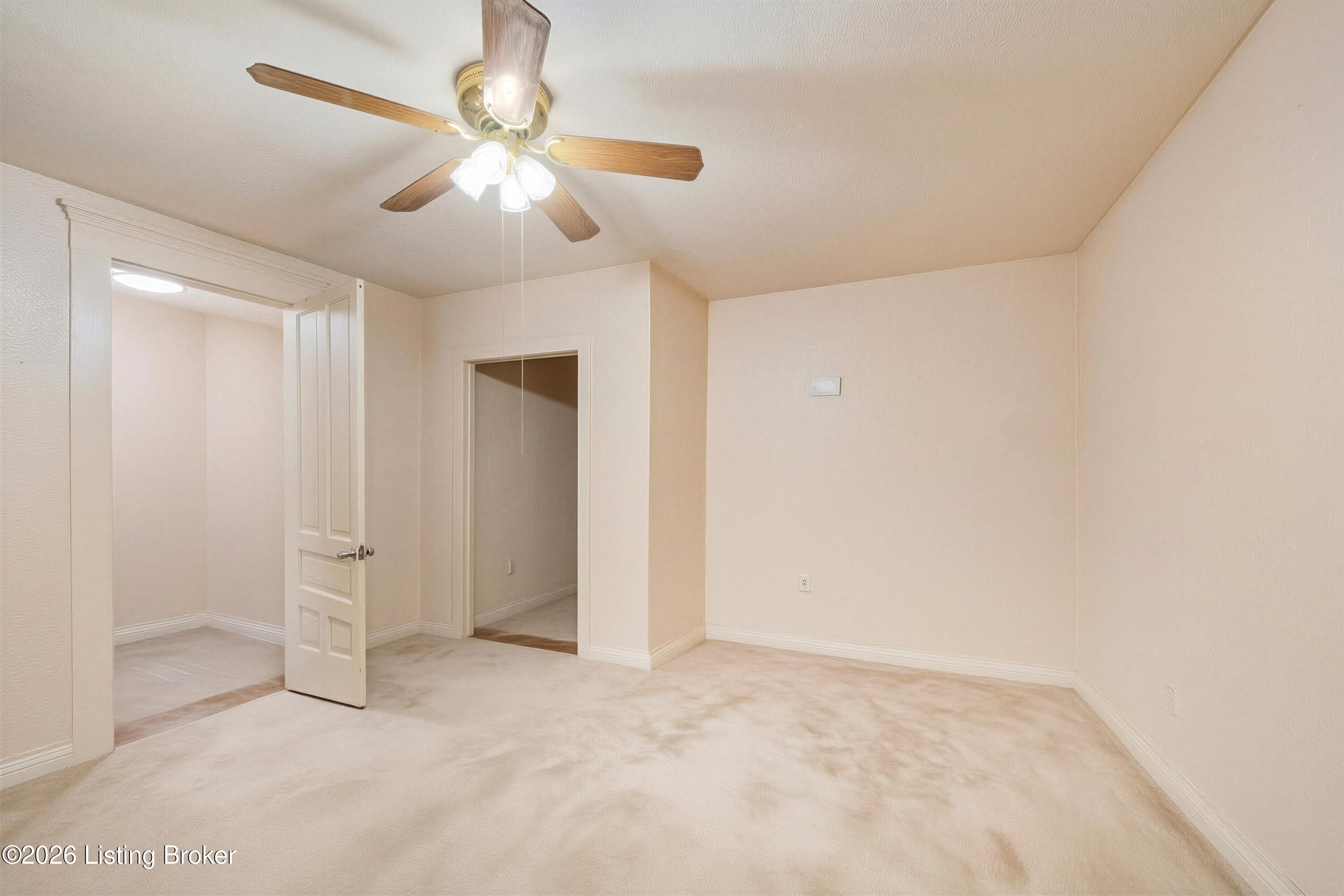 412 E Ormsby Ave Property Photo 10