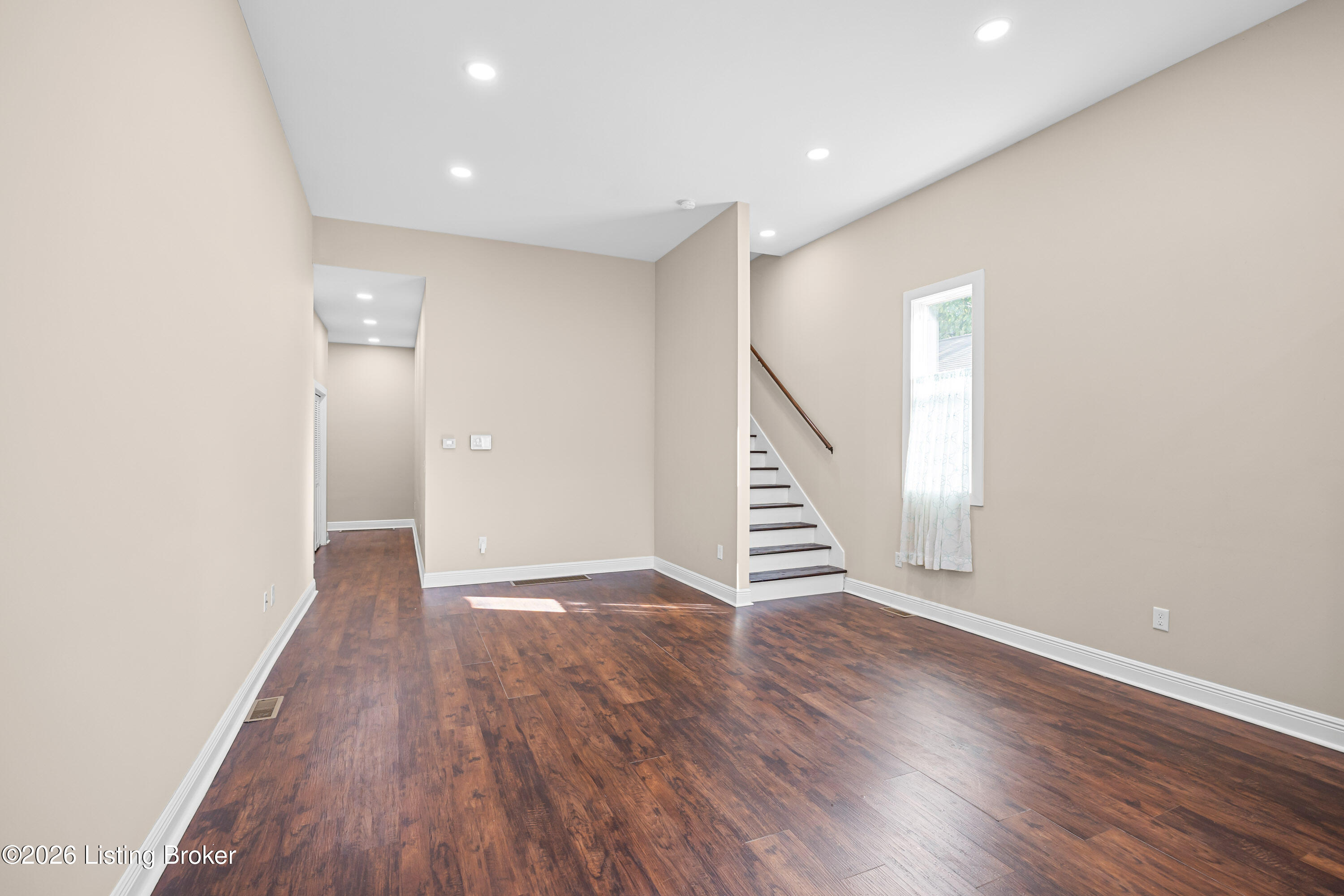 611 E Caldwell St Property Photo 5