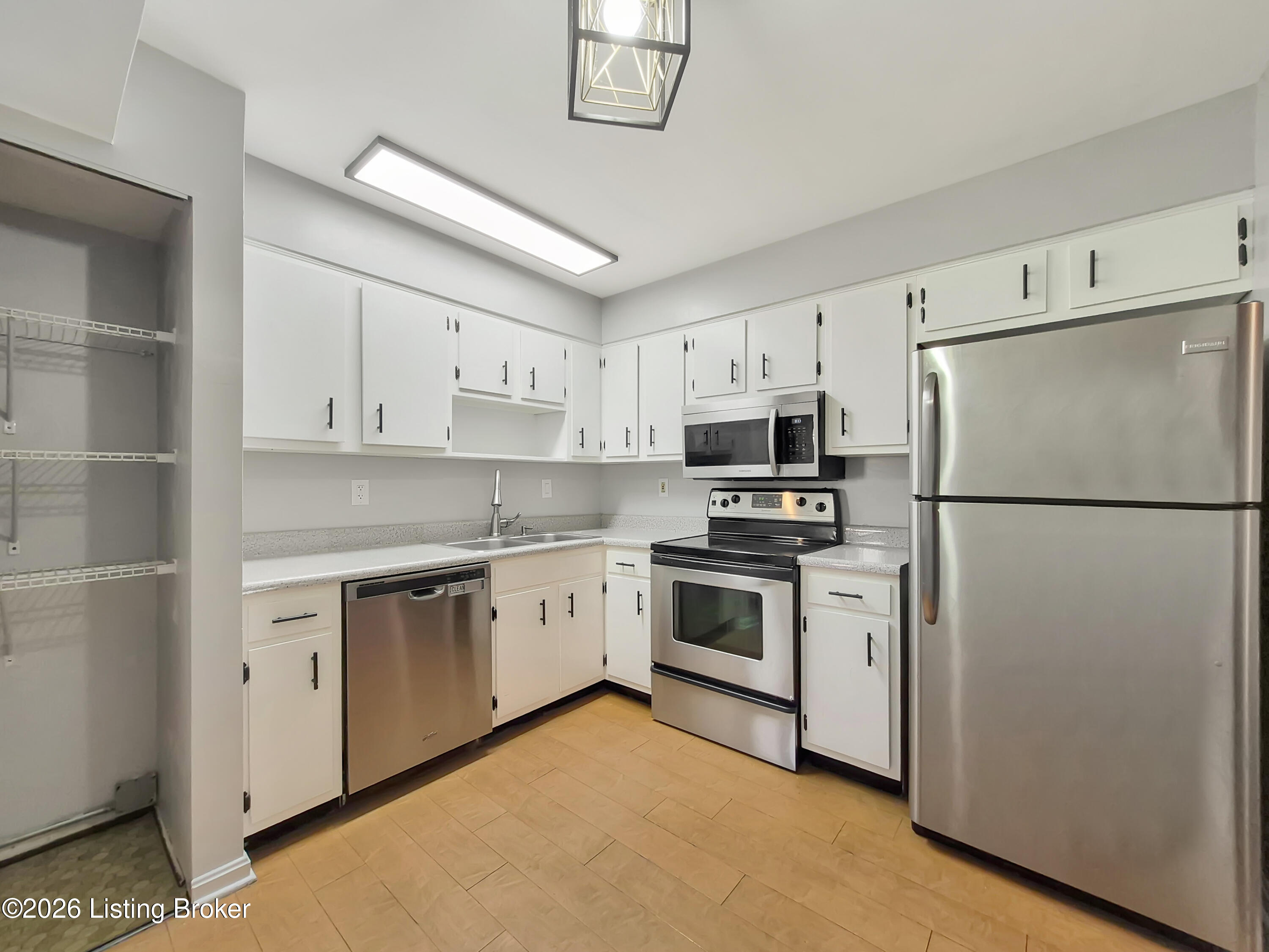 107 Algiers Ct Apt 2 Property Photo 6