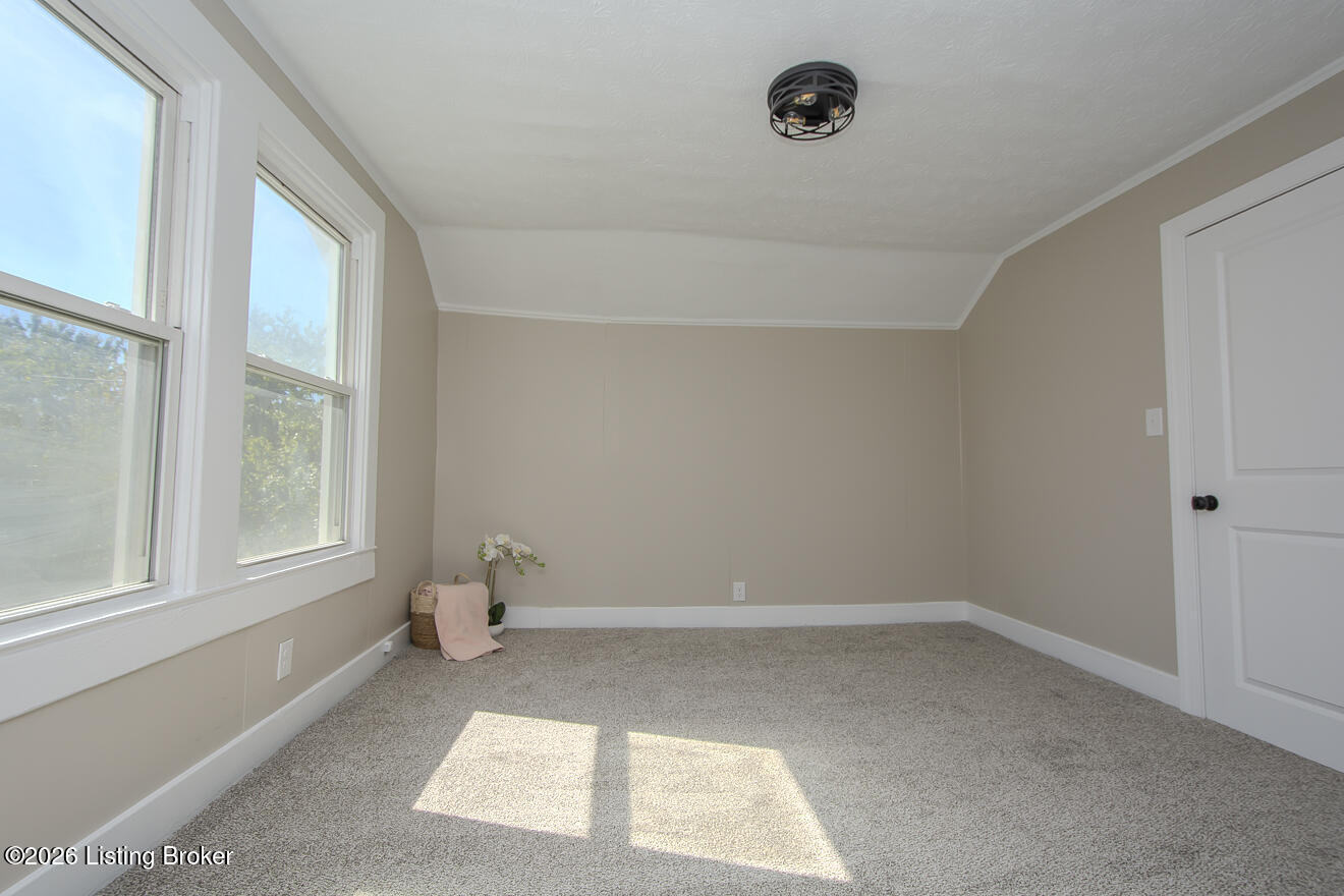 303 Iola Rd Property Photo 4