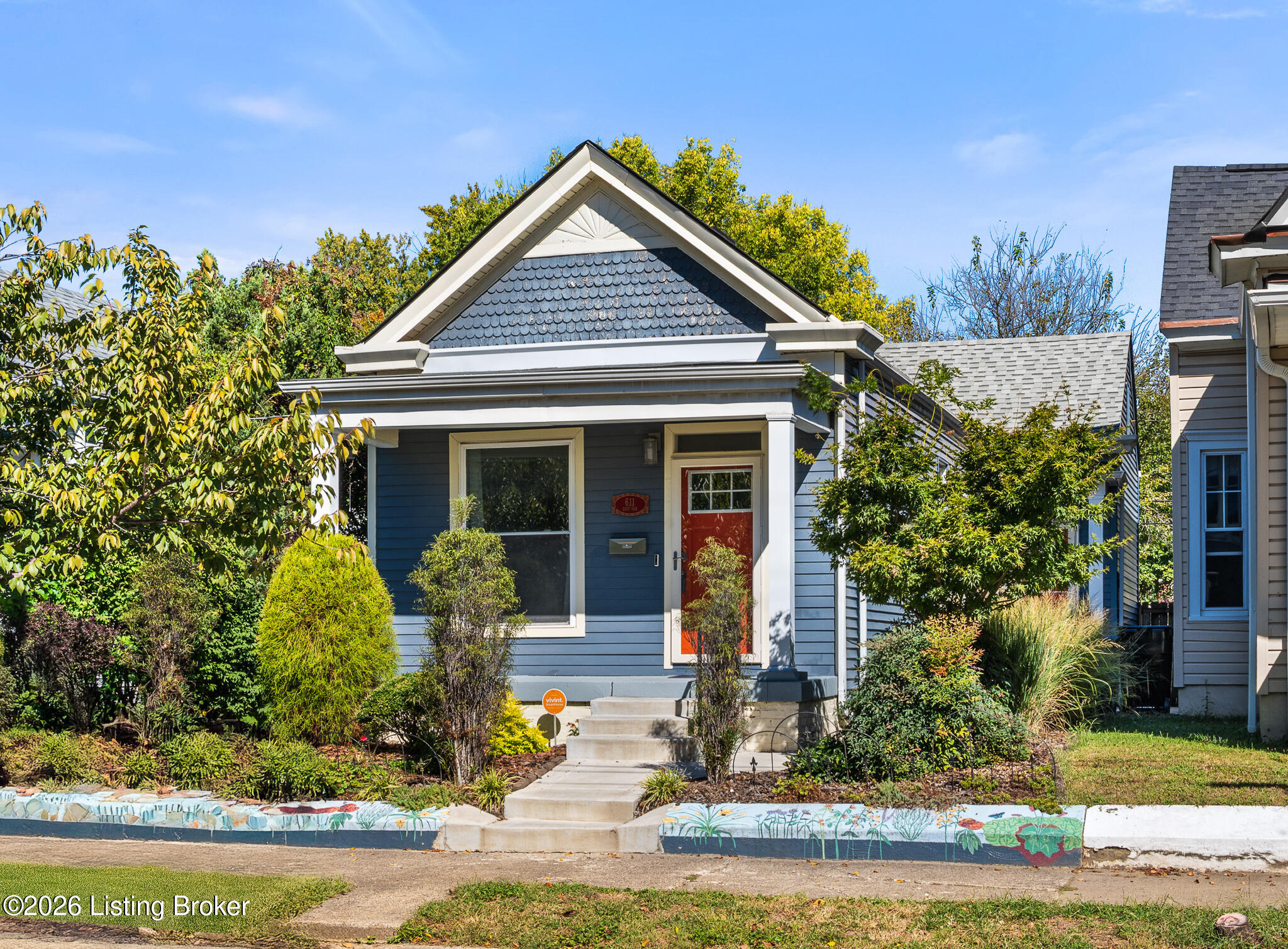 611 E Oak St Property Photo 1