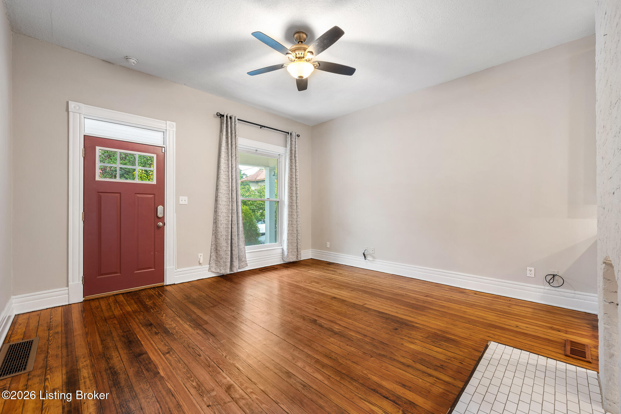 611 E Oak St Property Photo 2